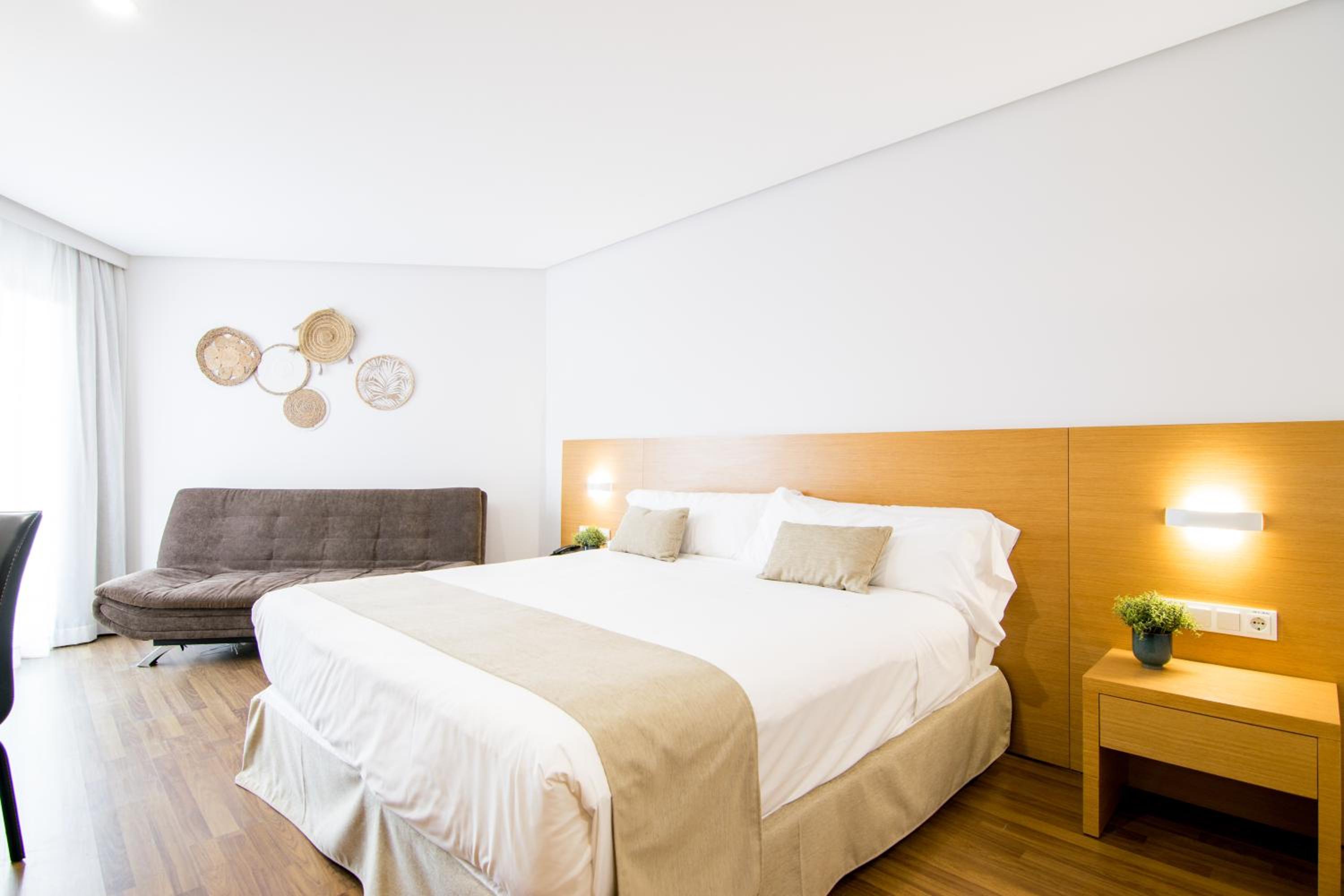 Deluxe Room (2 Adults) - Photo 9