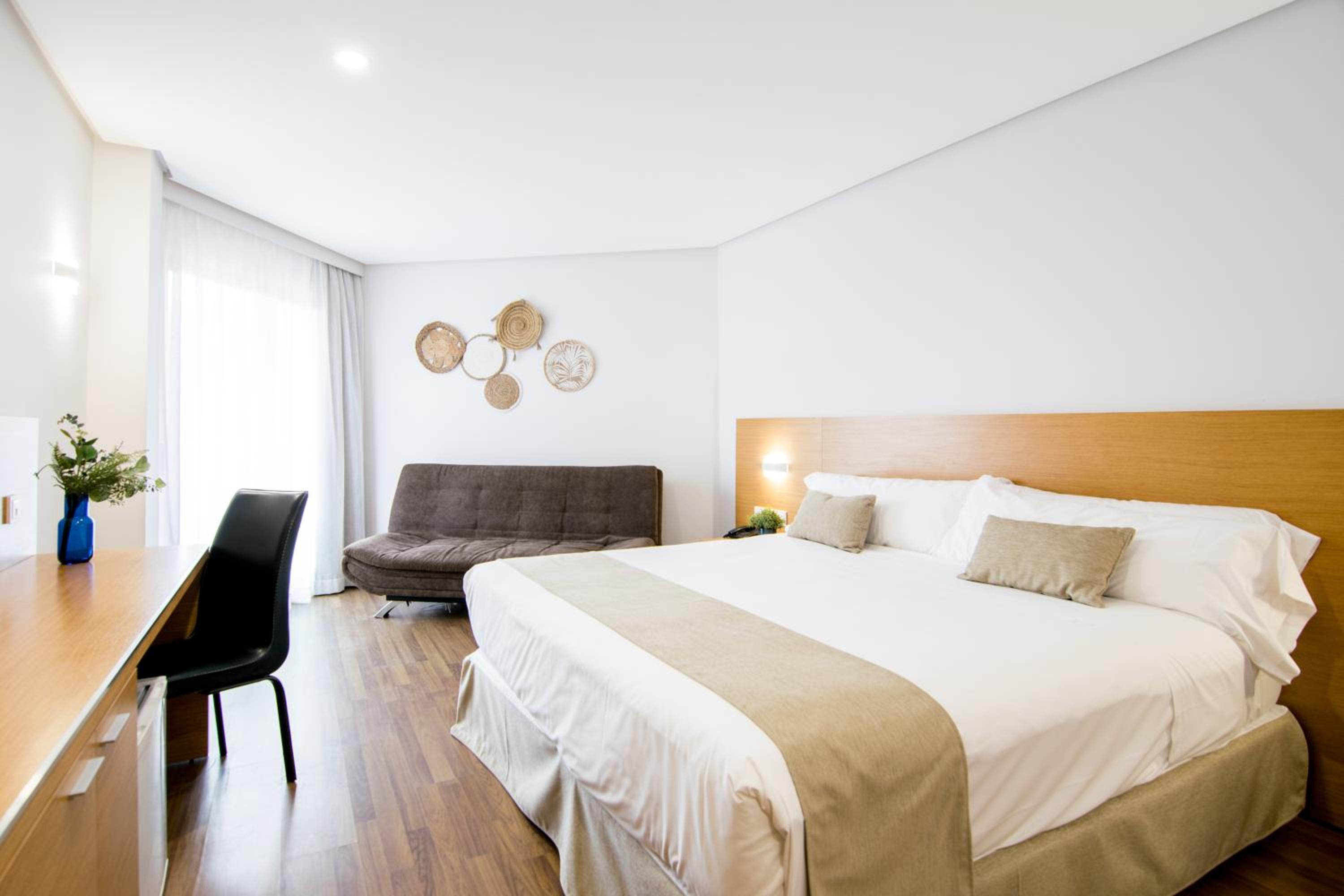 Deluxe Room (2 adults + 2 children) - Photo 2