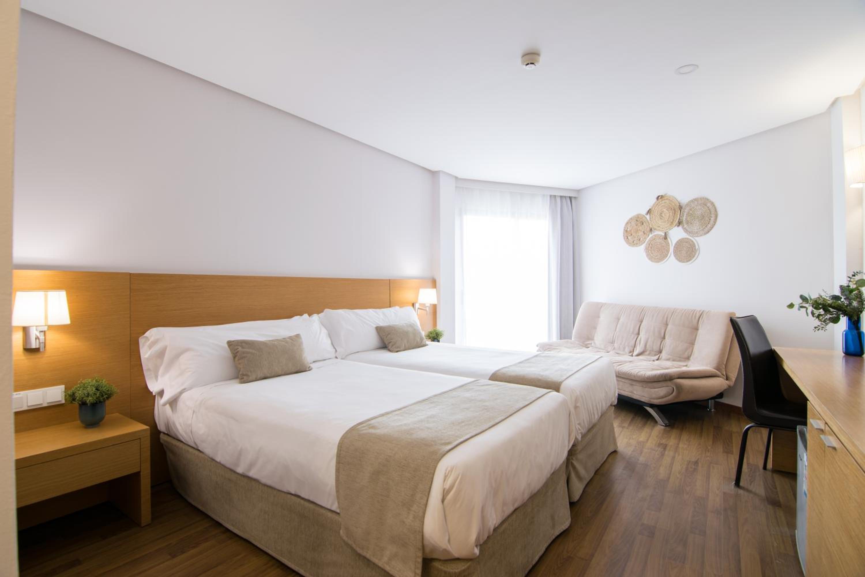 Deluxe Room (2 adults + 2 children) - Photo 1