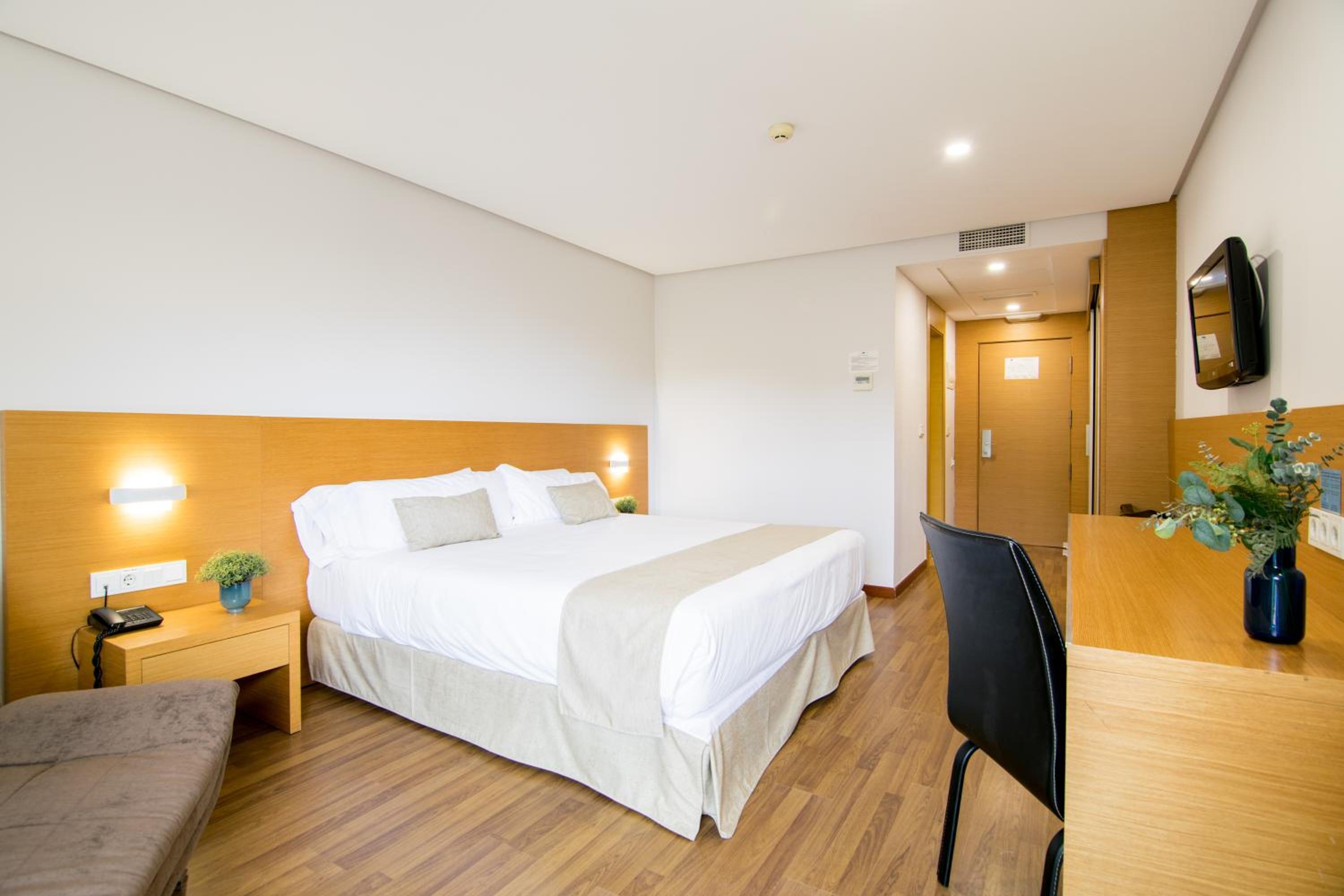 Deluxe Room - Photo 2