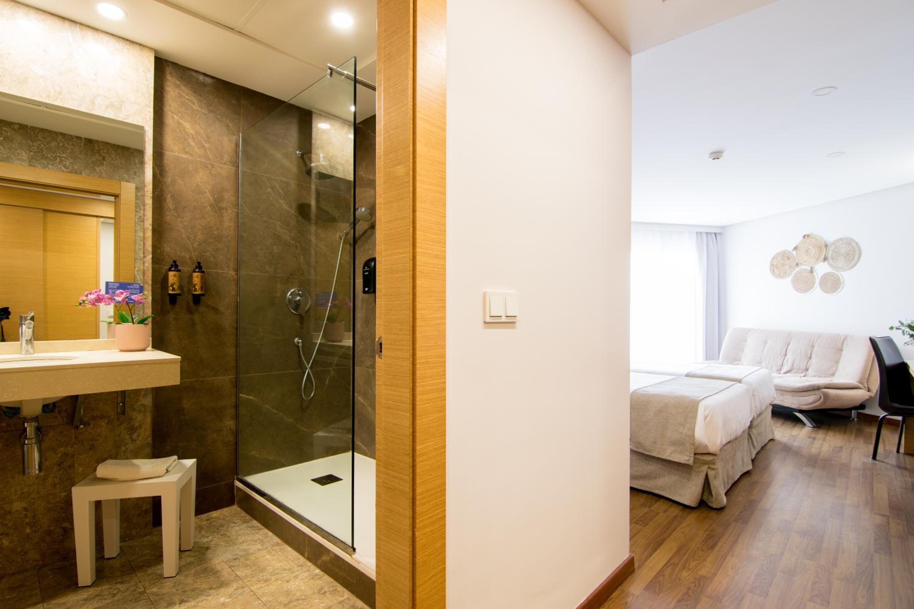 Deluxe Room - Photo 4