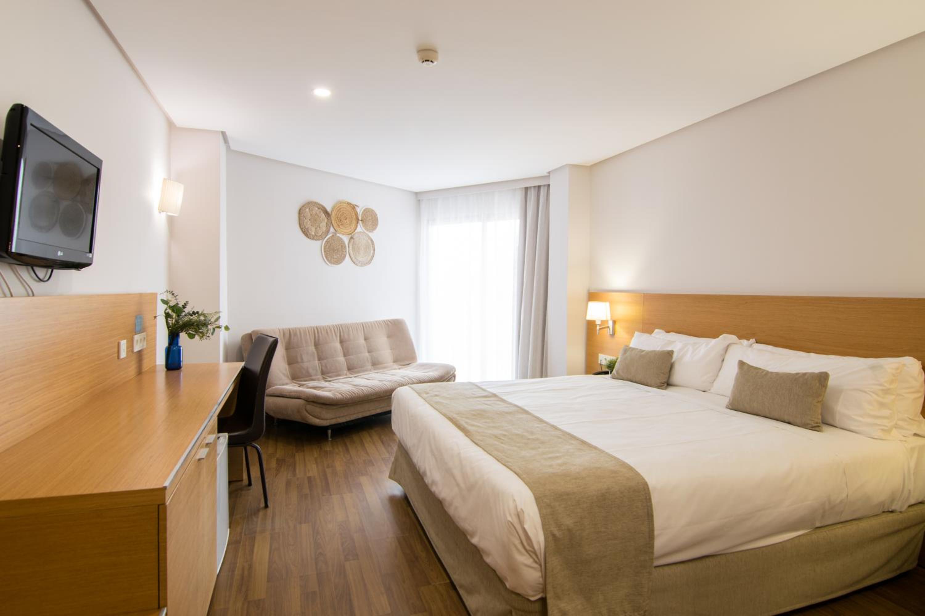 Deluxe Room - Photo 5