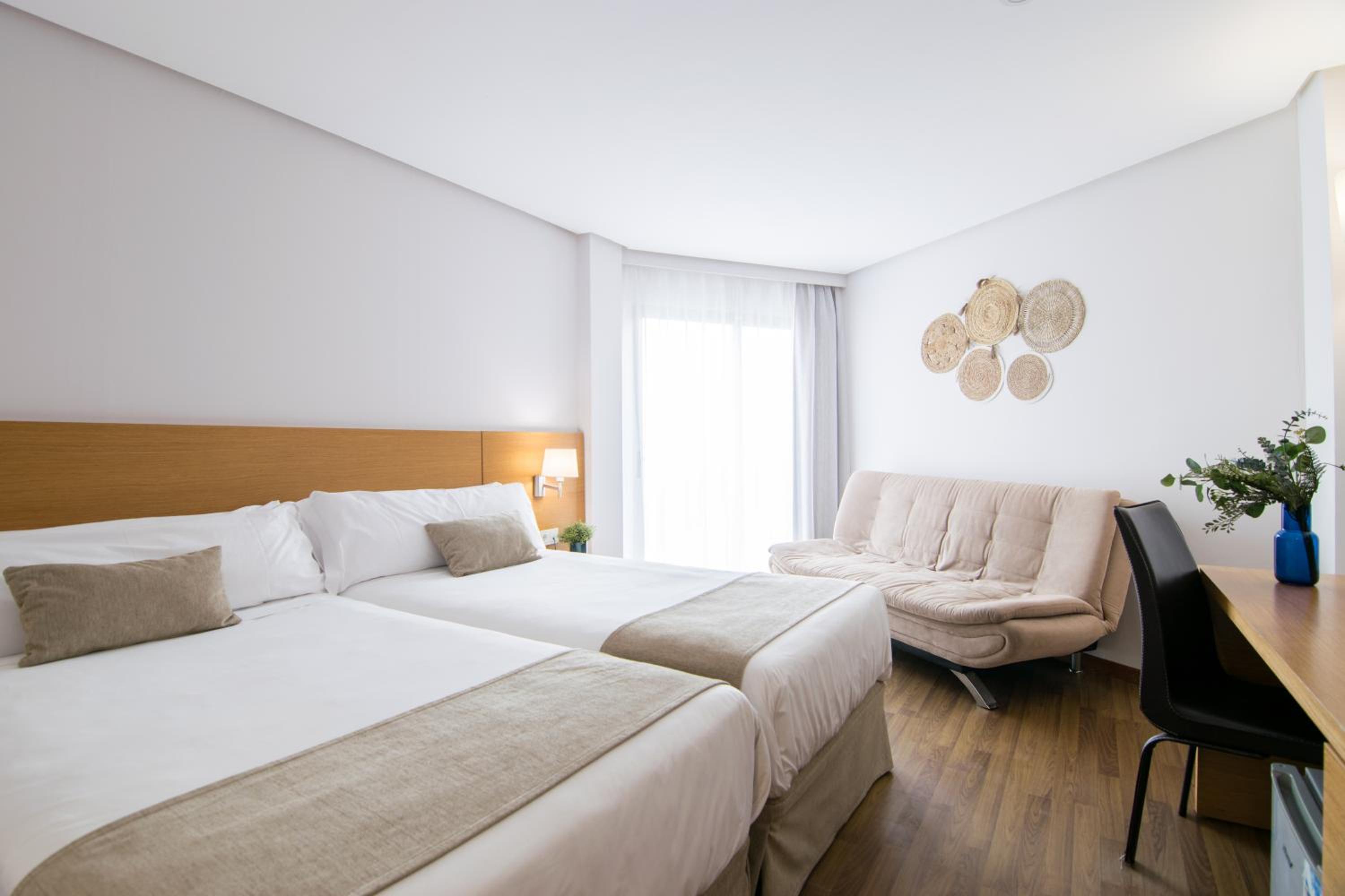 Deluxe Room - Photo 7
