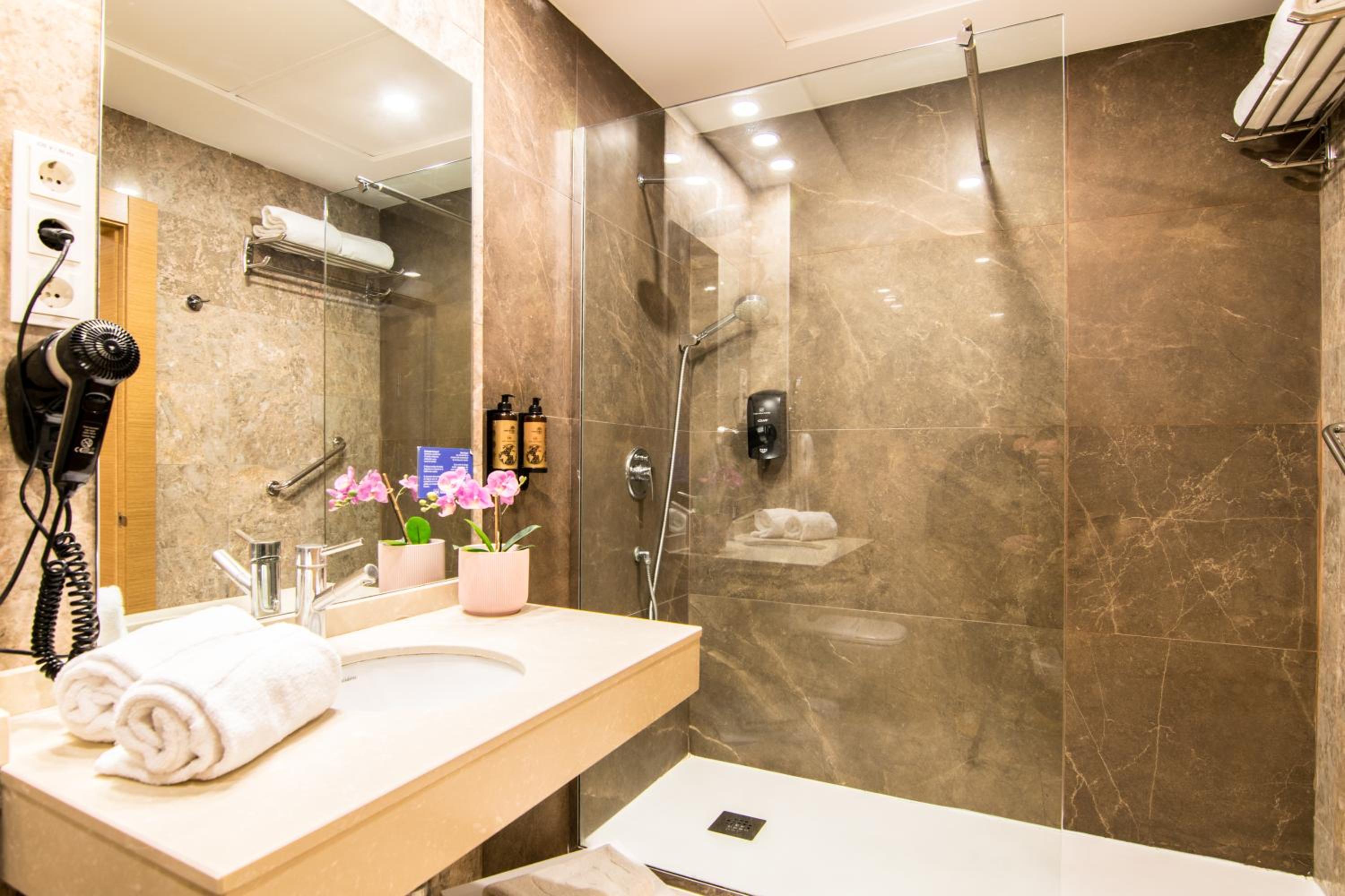 Deluxe Room (2 adults + 2 children) - Photo 3