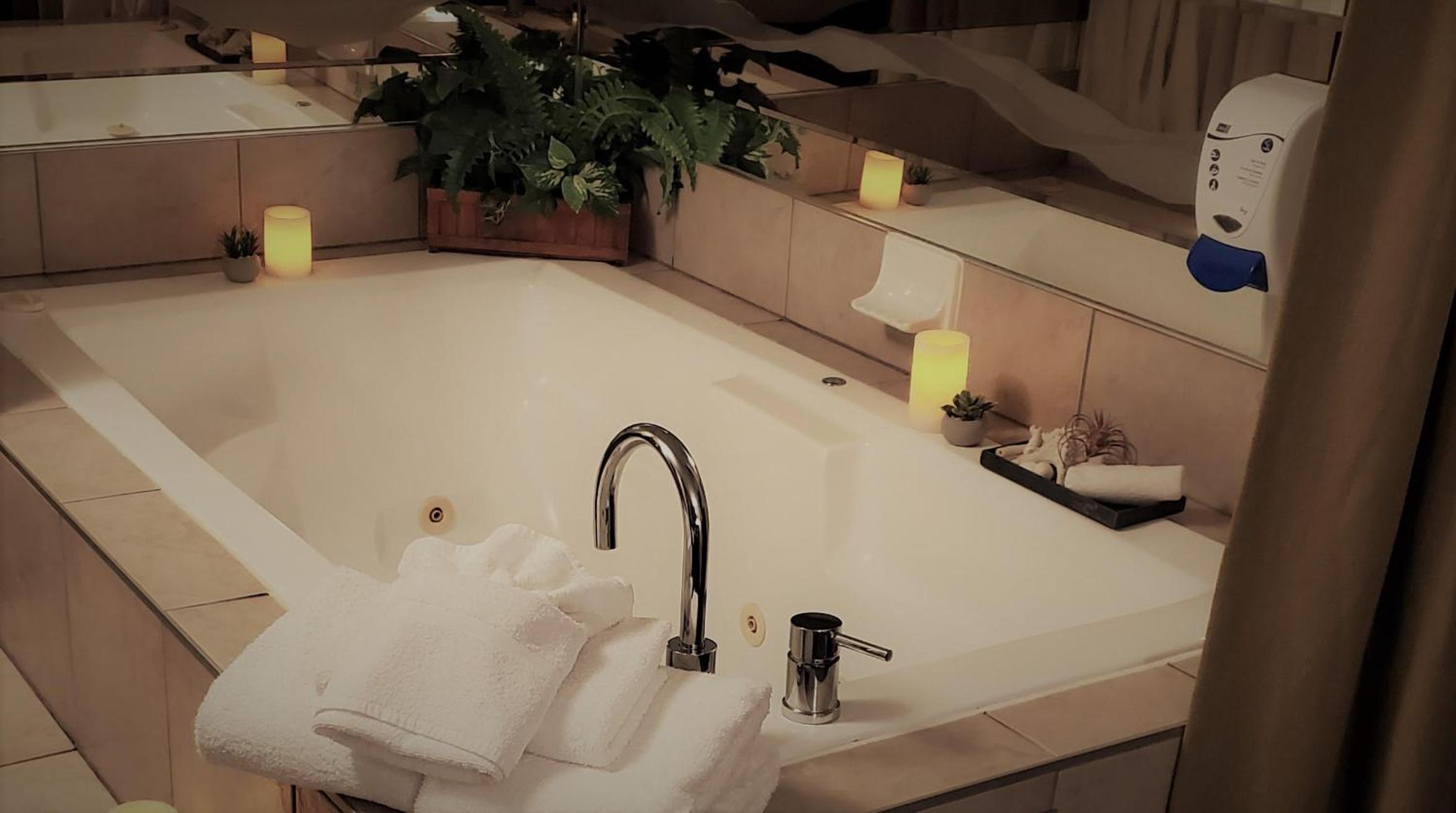 Queen Suite with Spa Bath photo 2