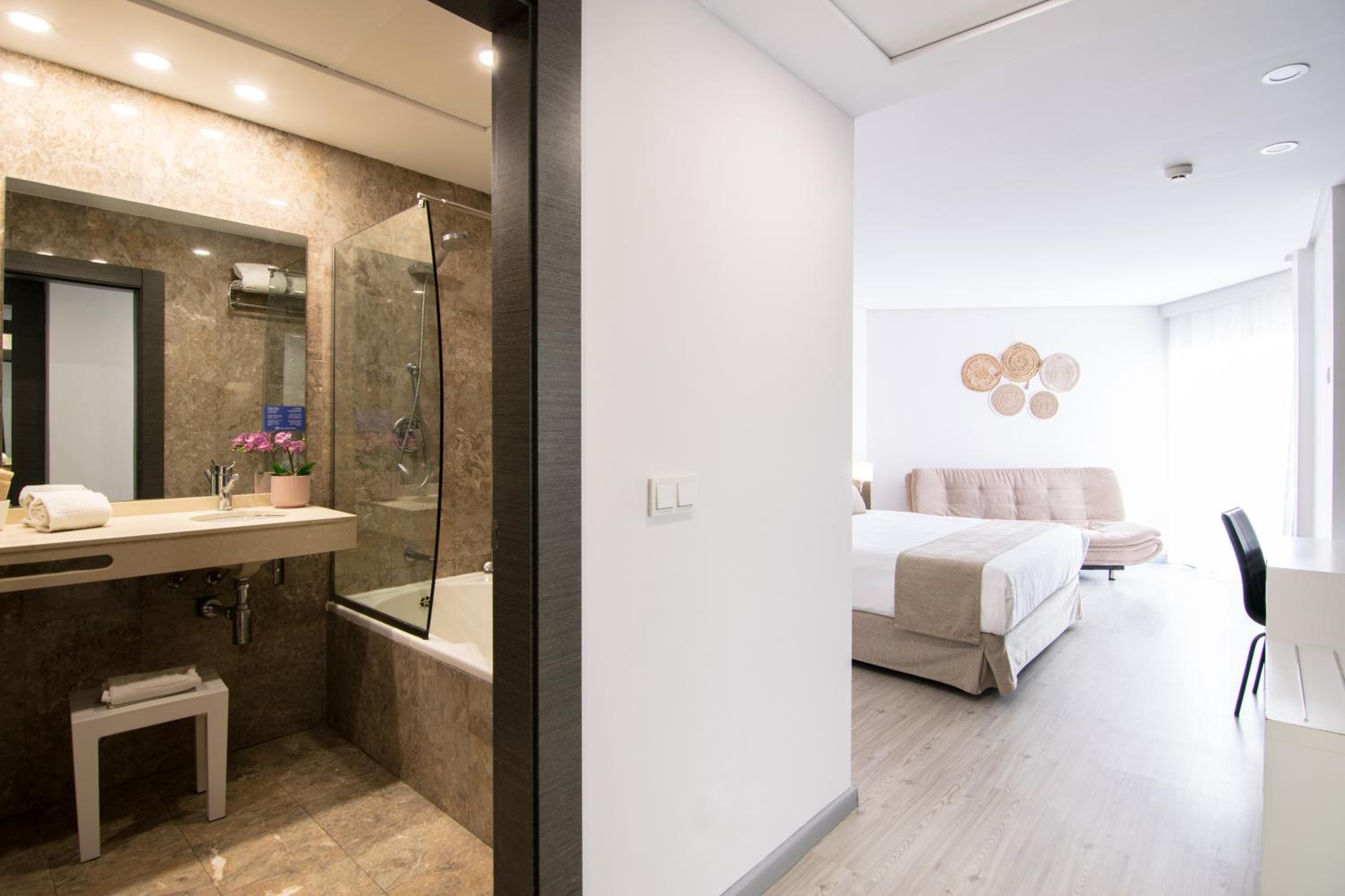 Junior Suite (2 Adults) - Photo 10