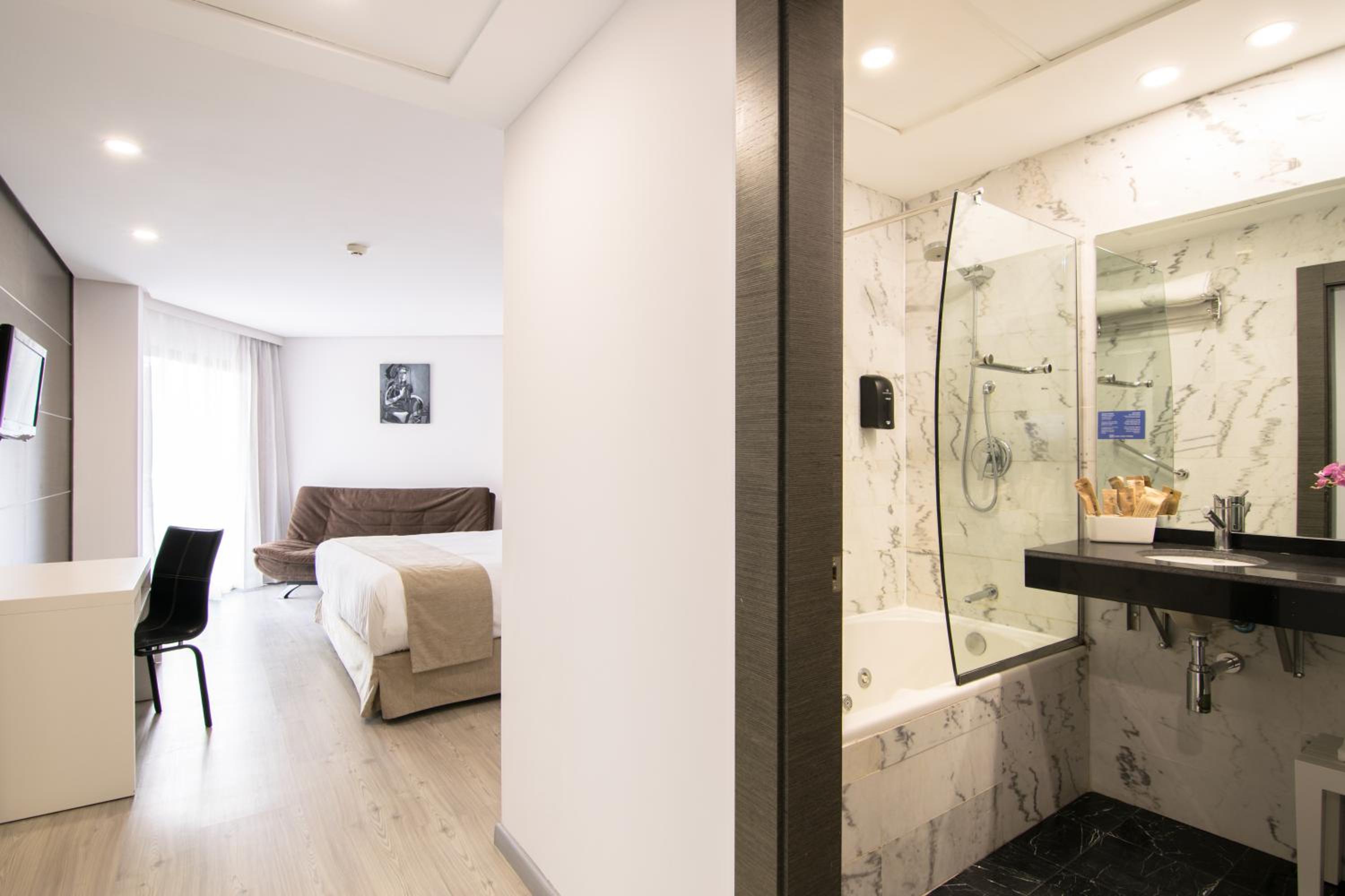 Junior Suite (2 Adults) - Photo 11