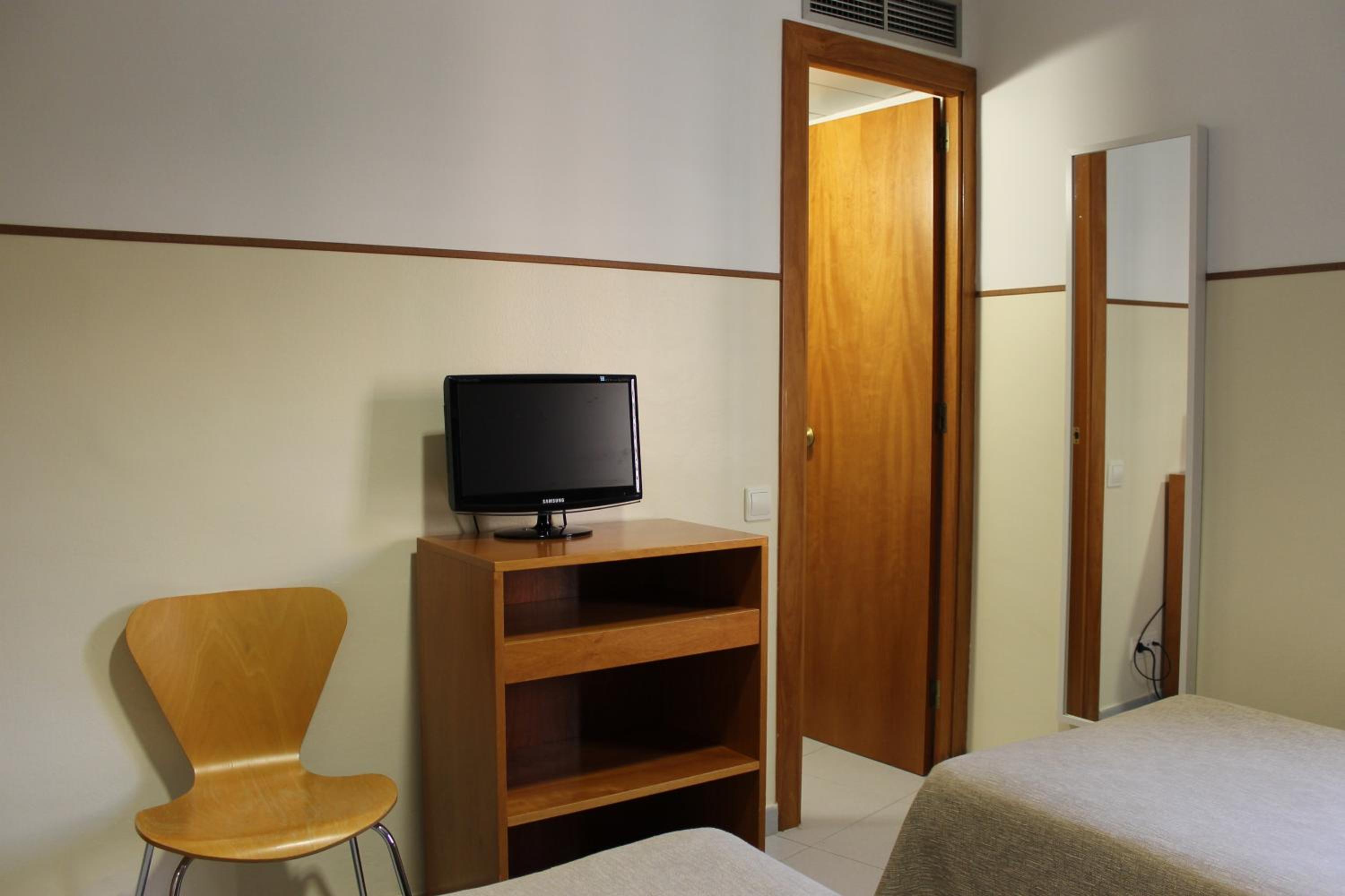 Basic Twin Room photo 2