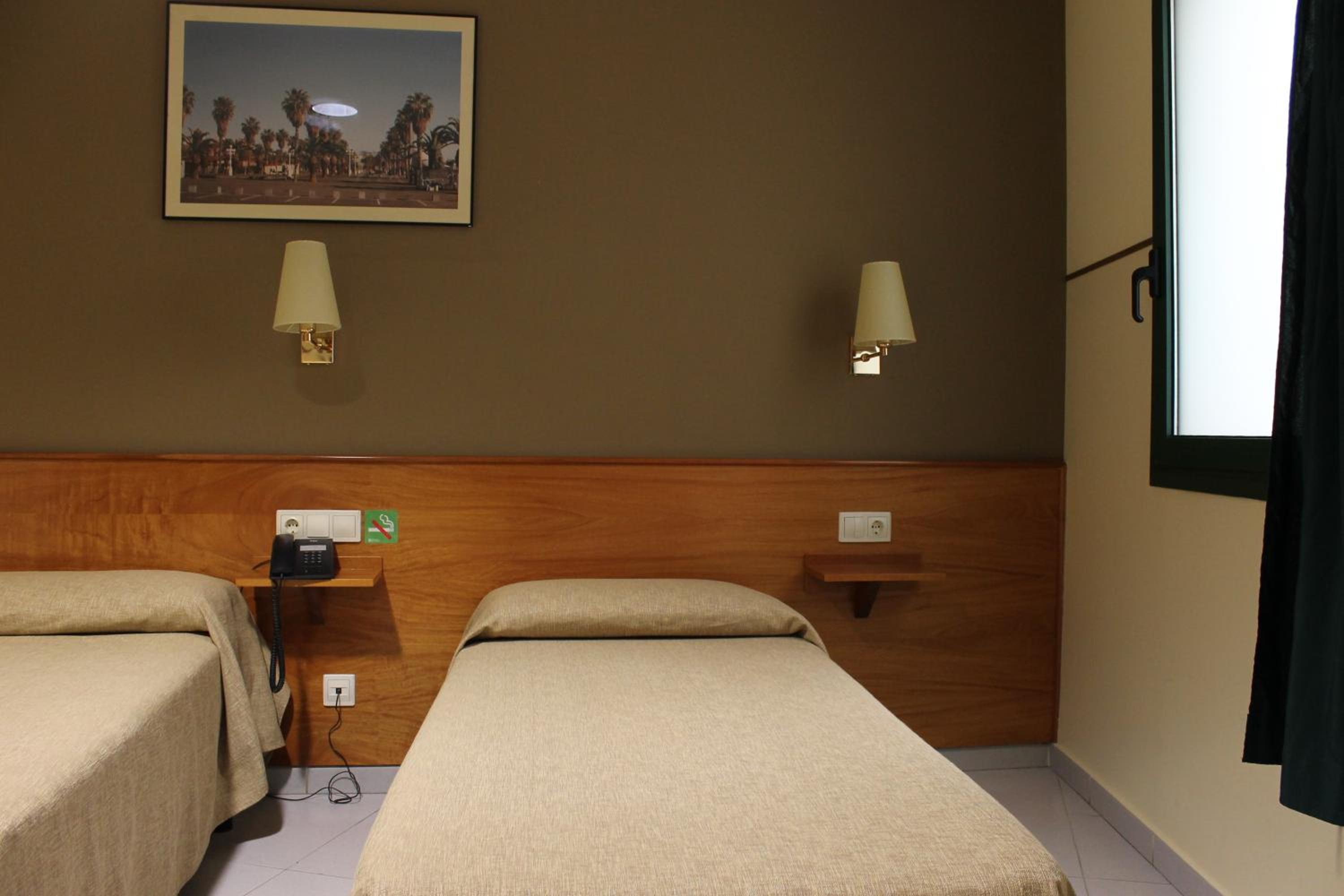 Interior twin room photo 3