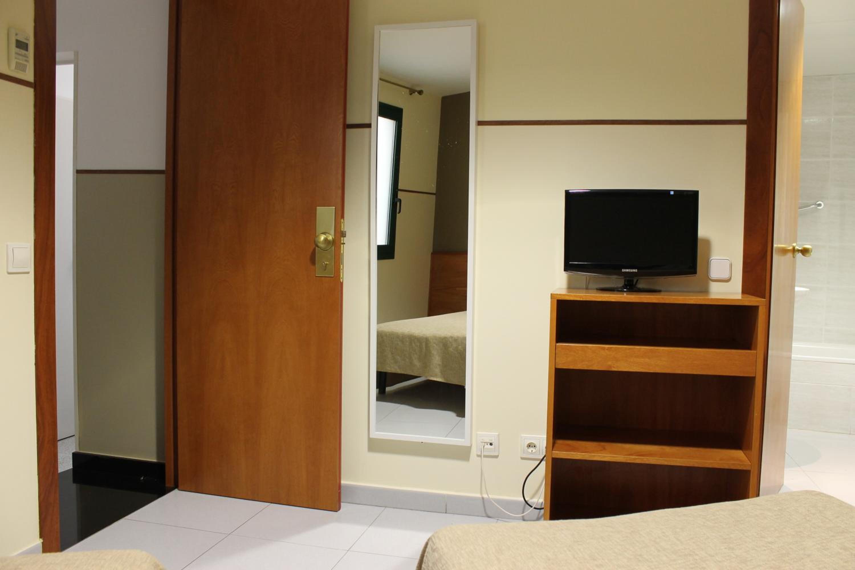 Interior twin room photo 2