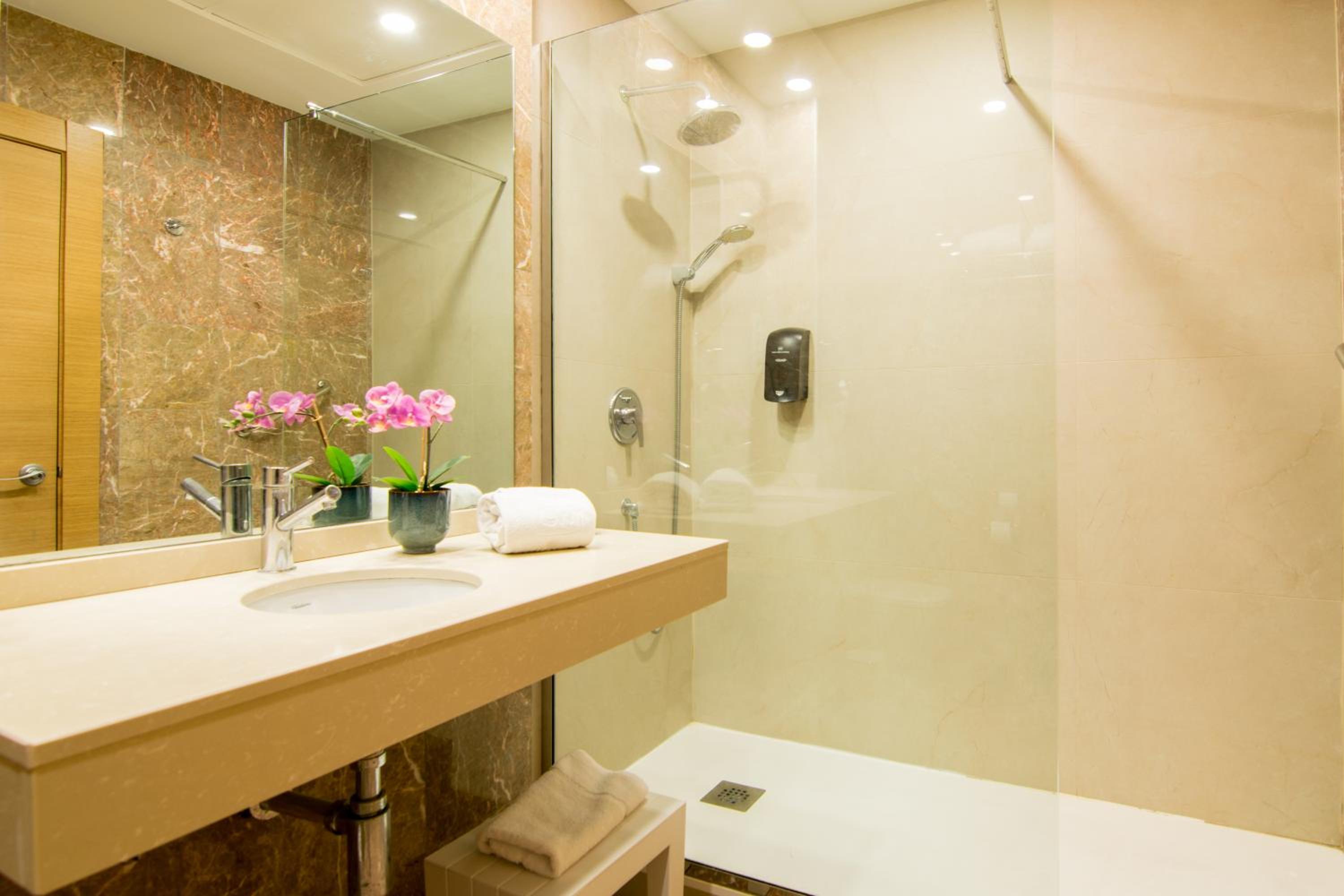 Deluxe Room (2 adults + 2 children) - Photo 4