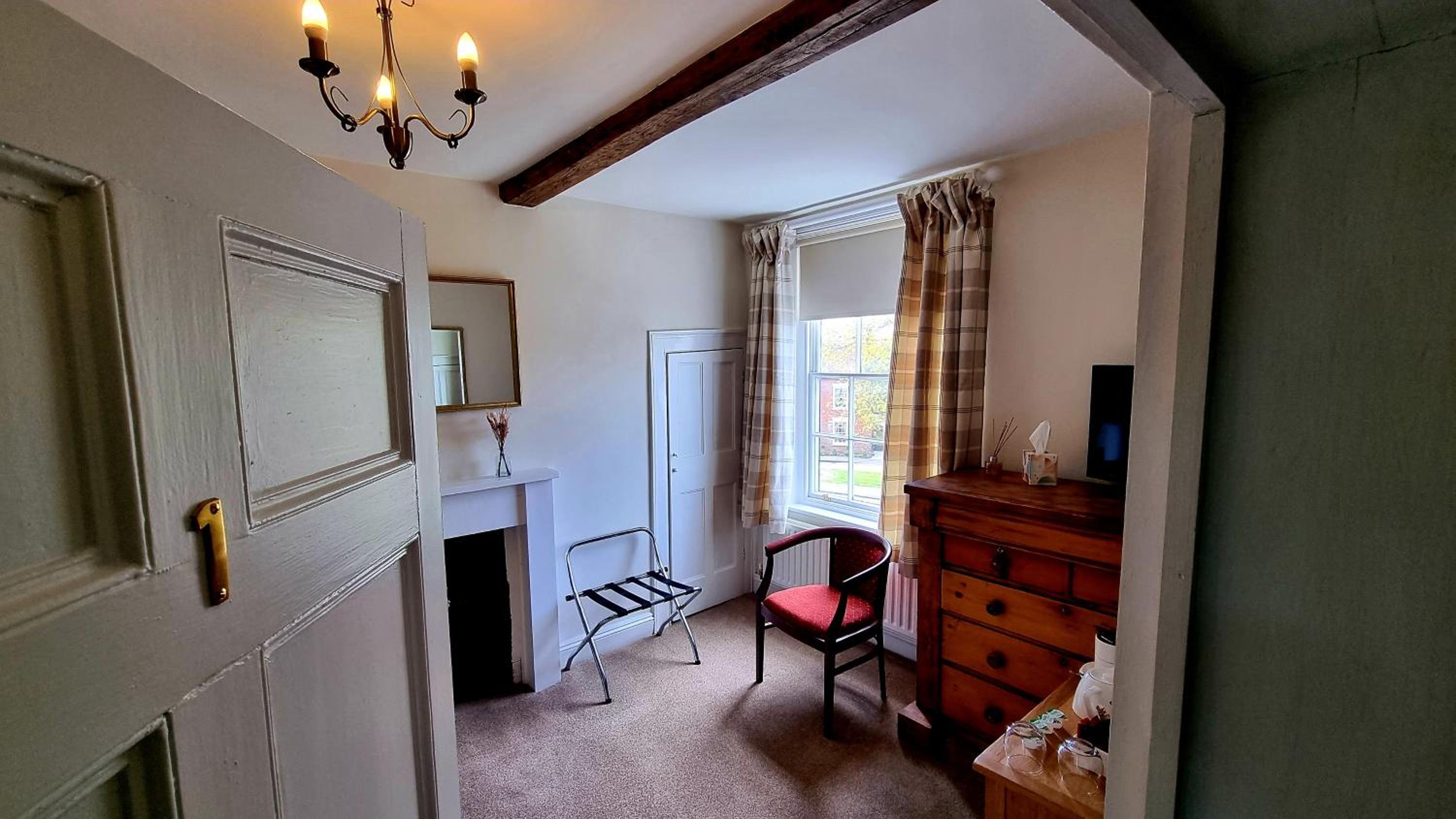 Deluxe King Room - Photo 2