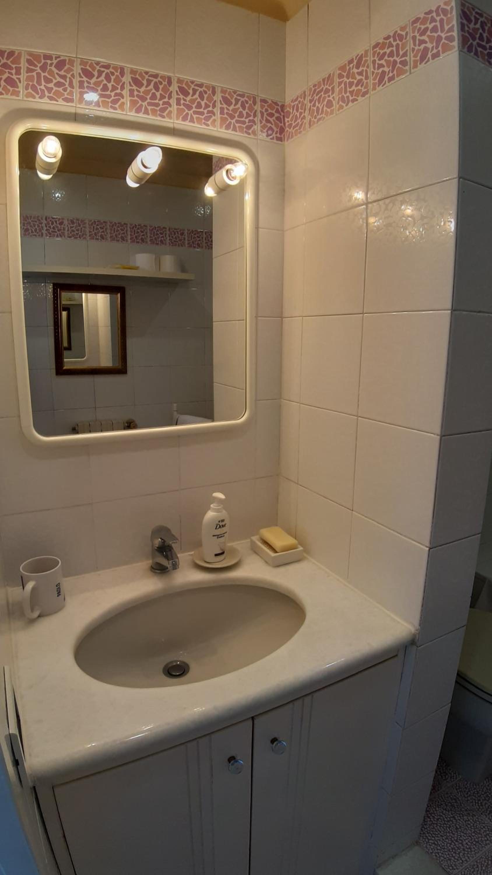 One-Bedroom Apartment photo 2