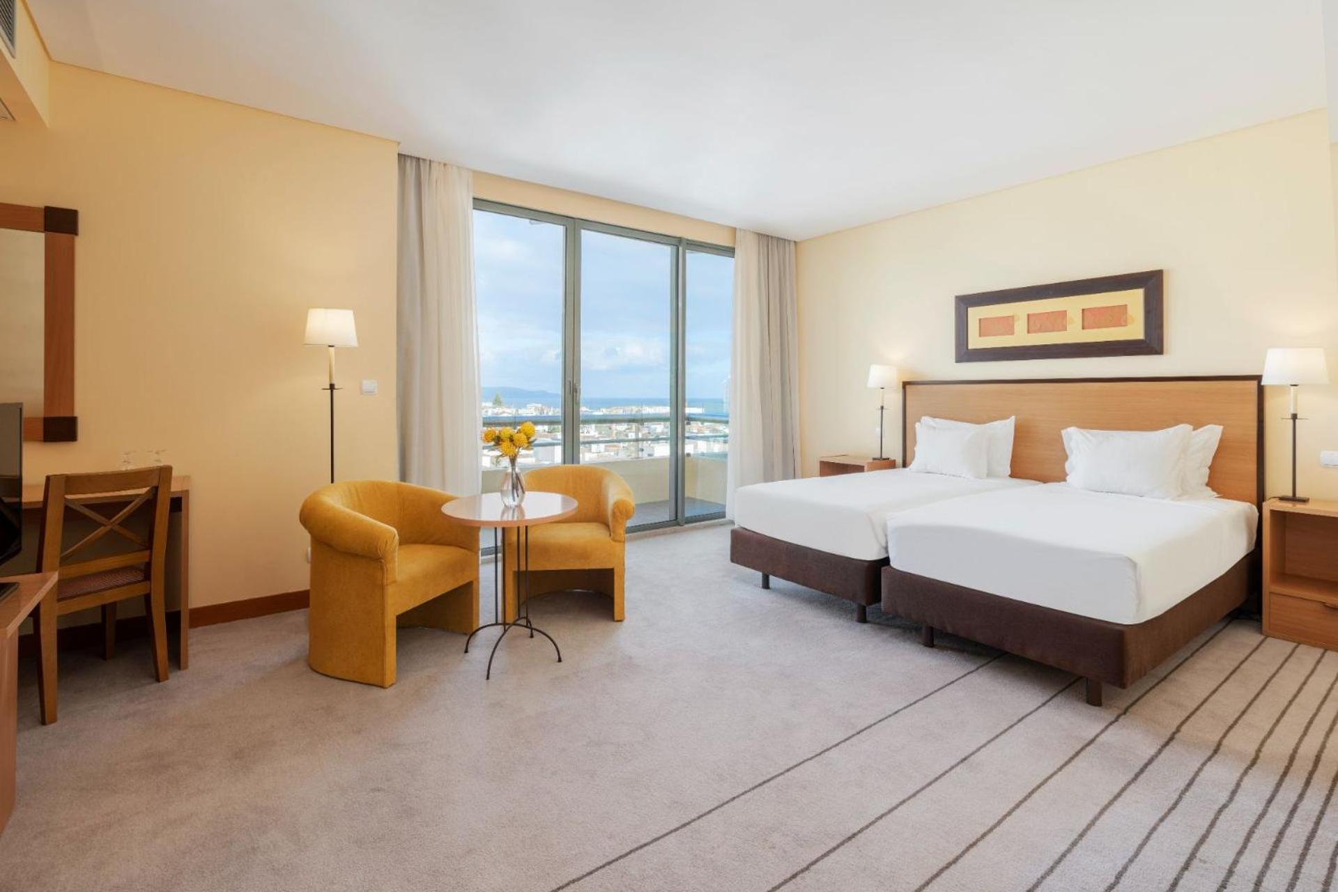Large Twin Room - Photo 2