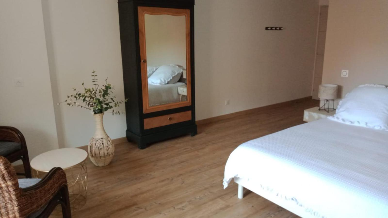 Large Double Room - Photo 1