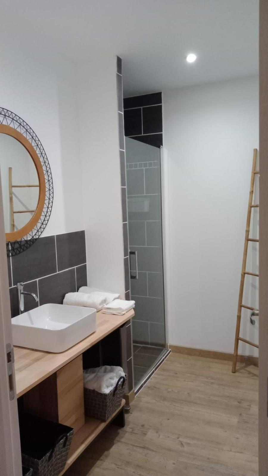 Large Double Room - Photo 5