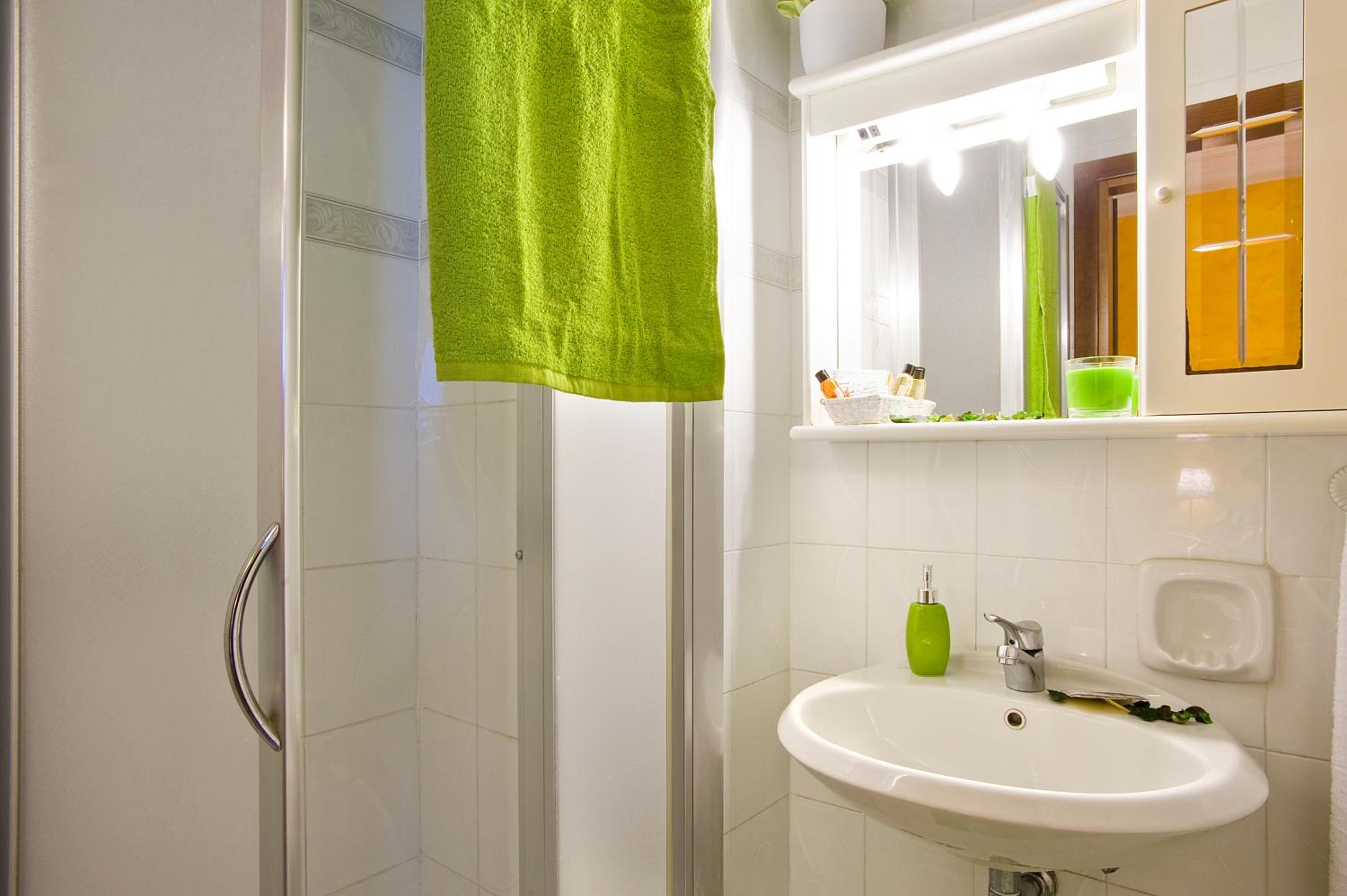 Standard Single Room thumbnail 6