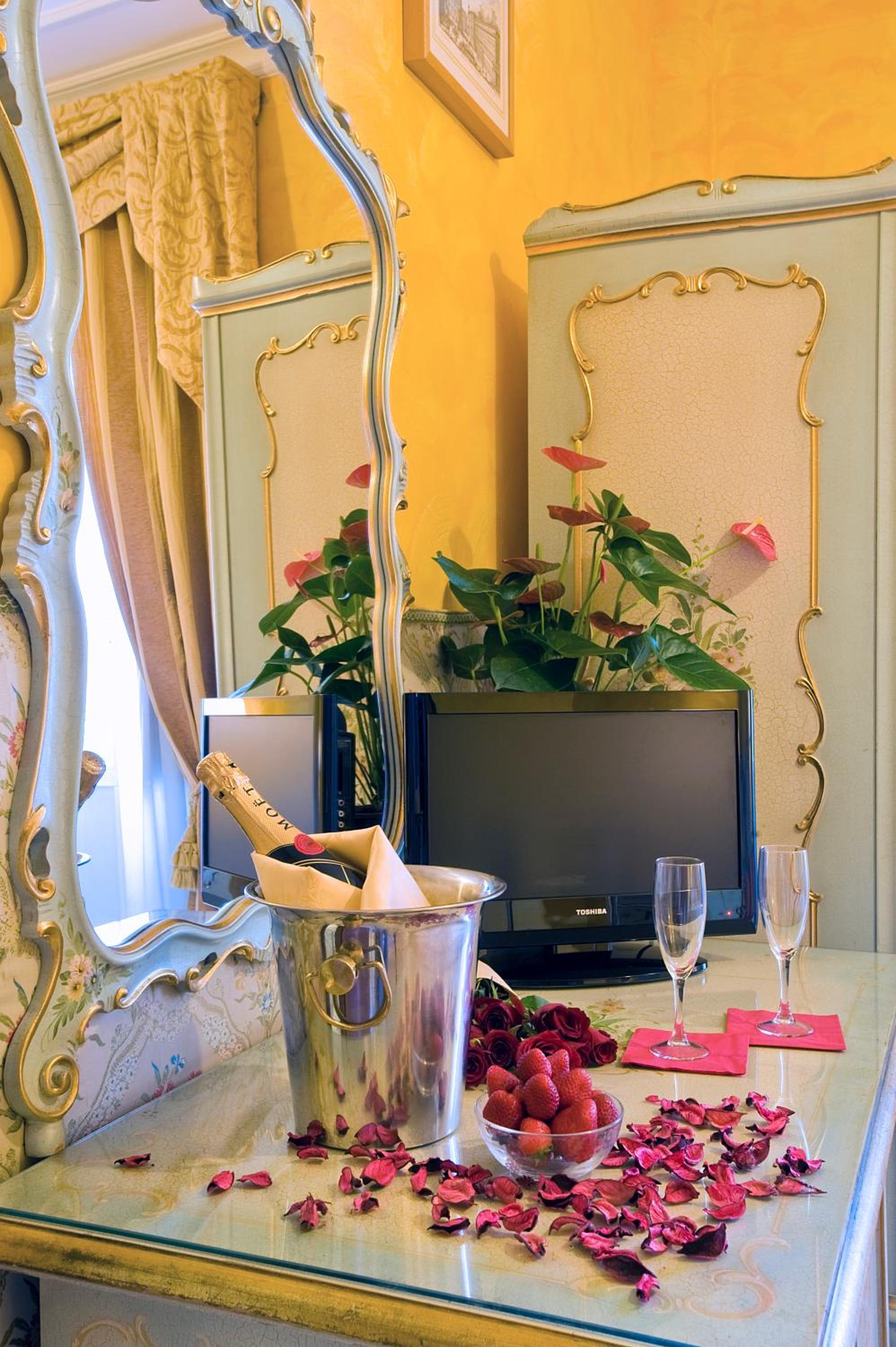 Standard Double or Twin Room thumbnail 6