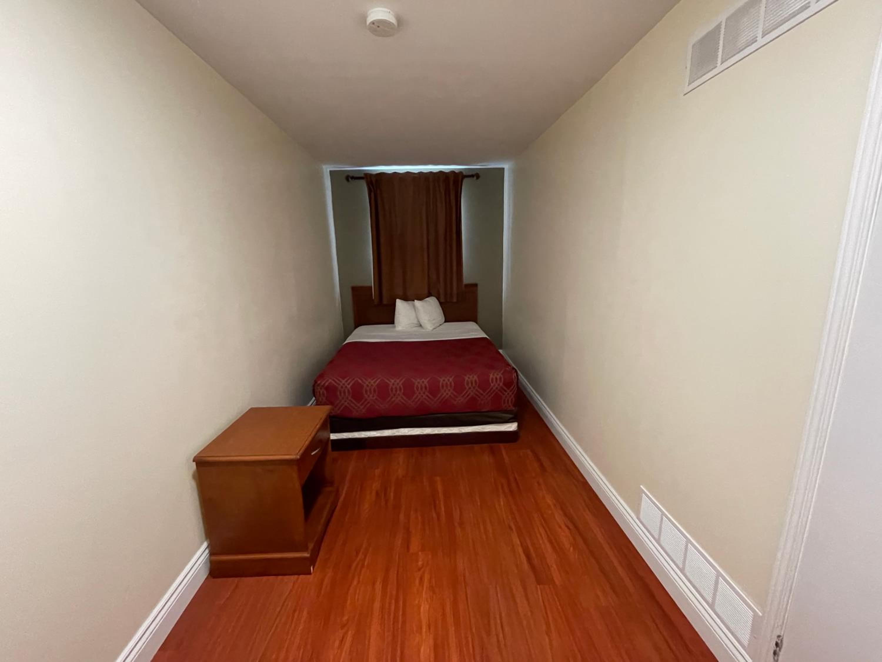 2 Queen Beds, 1 Sofa Bed, Two-Bedroom, Efficiency Apartment Suite, Non-Smoking - Photo 1