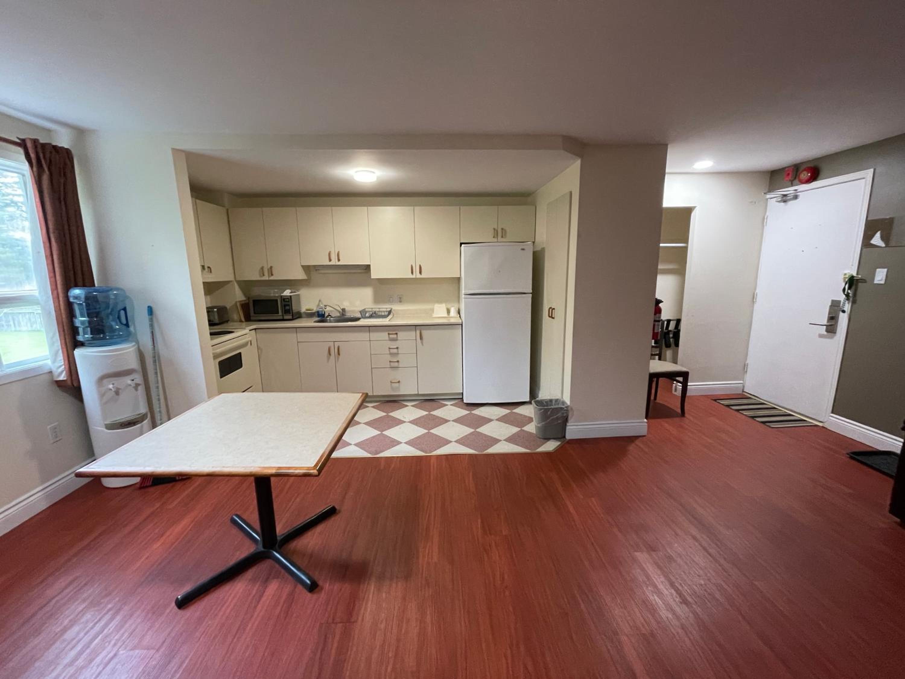 2 Queen Beds, 1 Sofa Bed, Two-Bedroom, Efficiency Apartment Suite, Non-Smoking - Photo 3