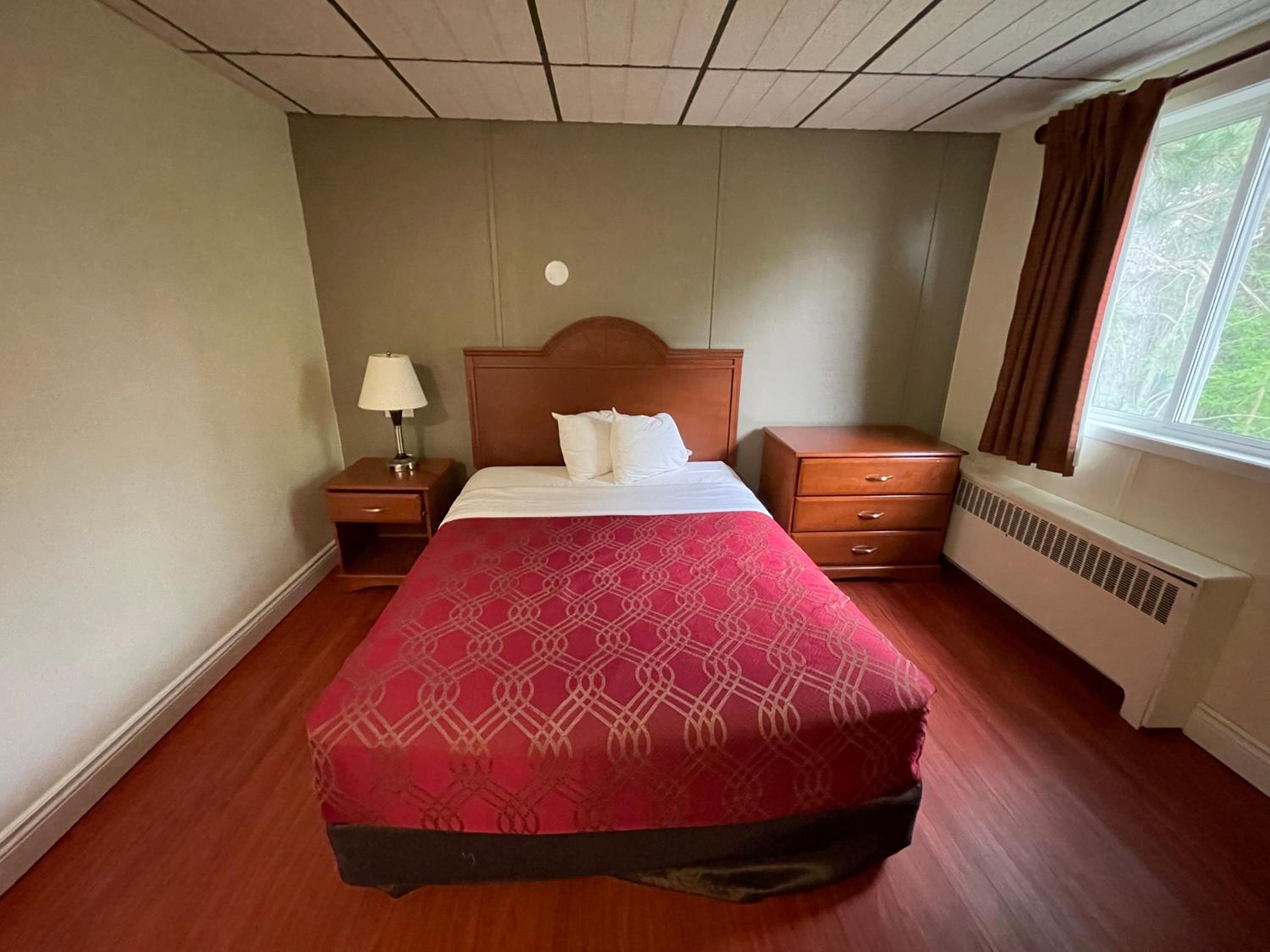 2 Queen Beds, 1 Sofa Bed, Two-Bedroom, Efficiency Apartment Suite, Non-Smoking - Photo 4