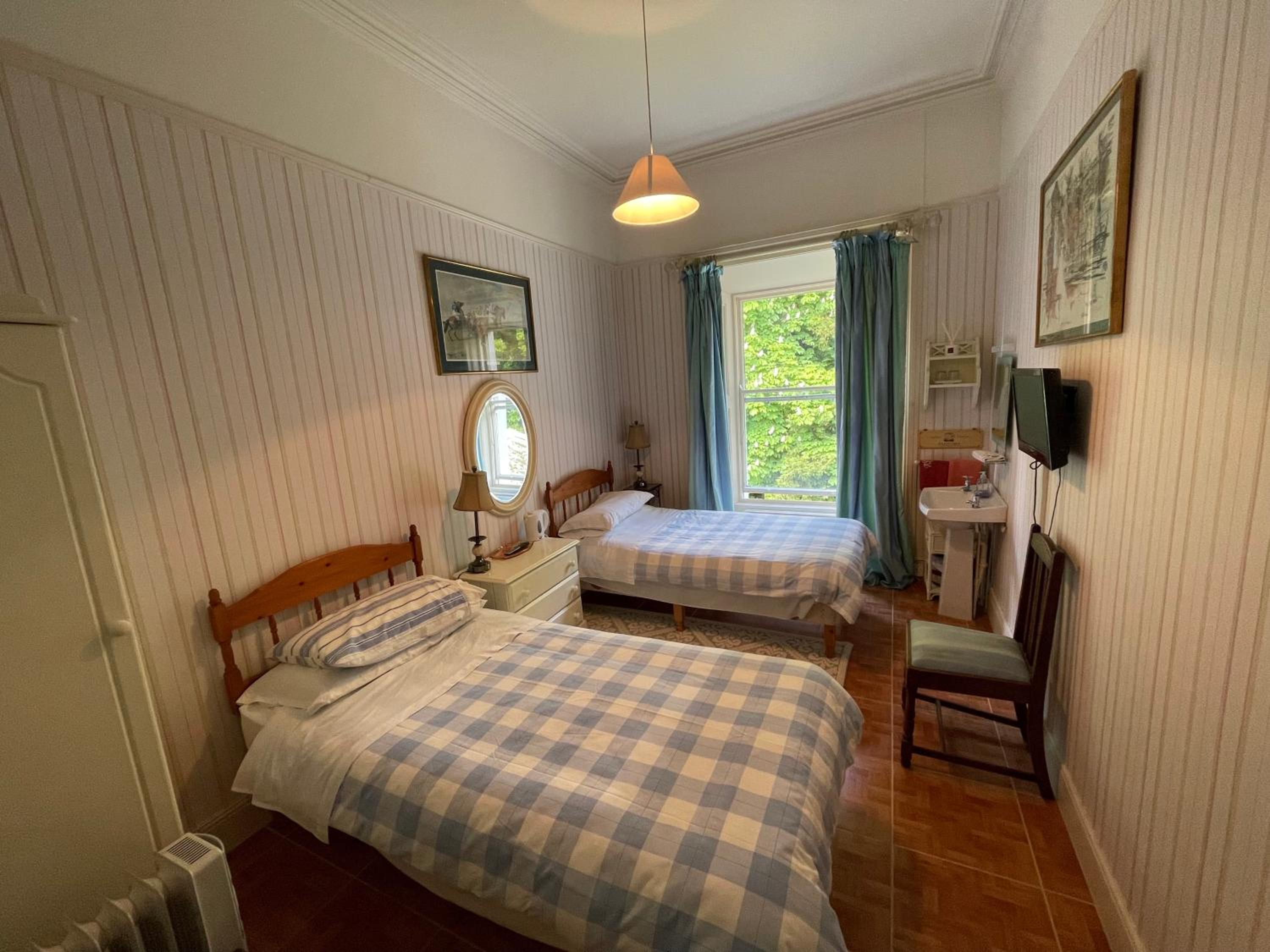 Twin Room - Photo 1