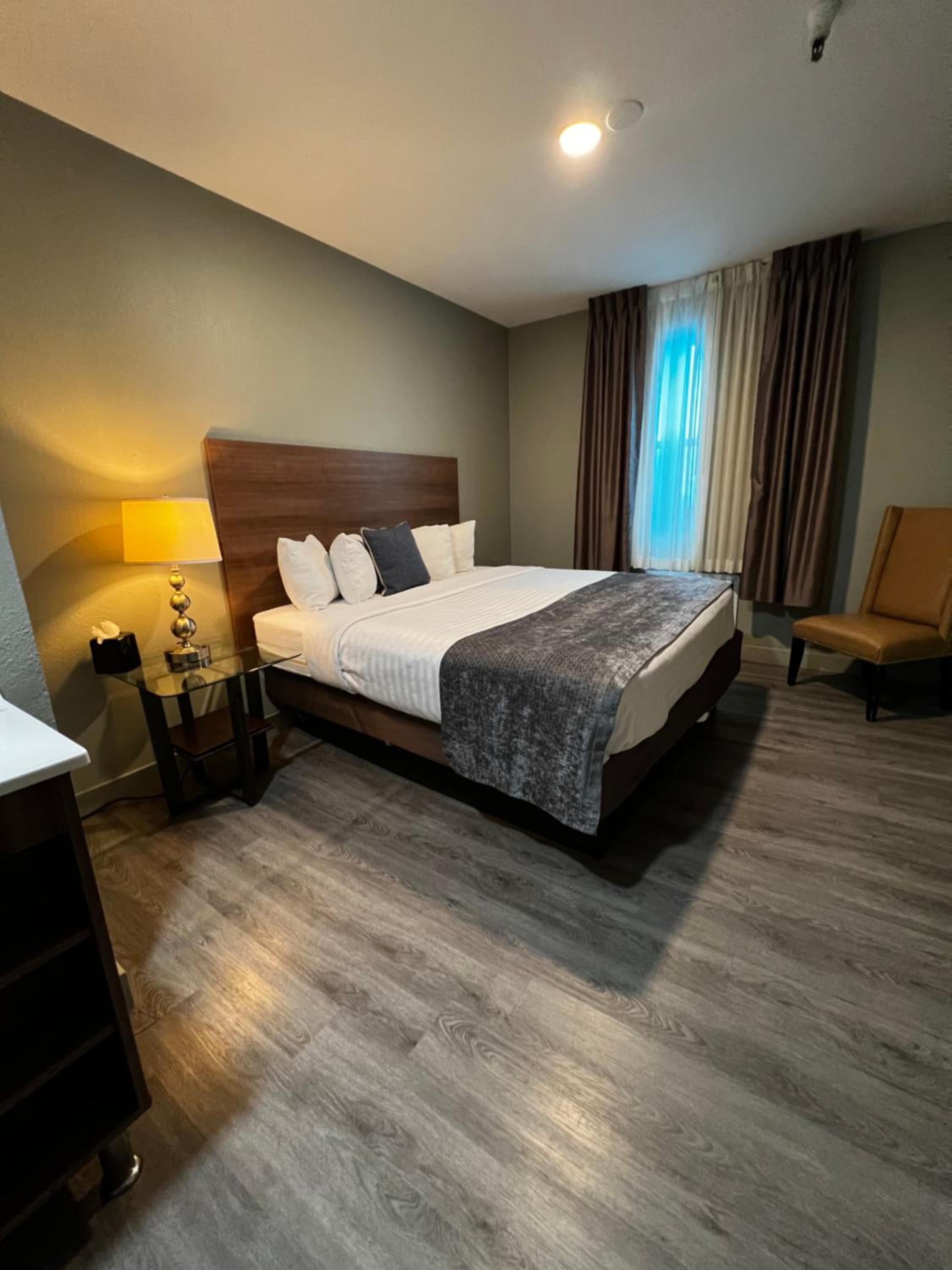 Deluxe King Room - Accessible photo 1