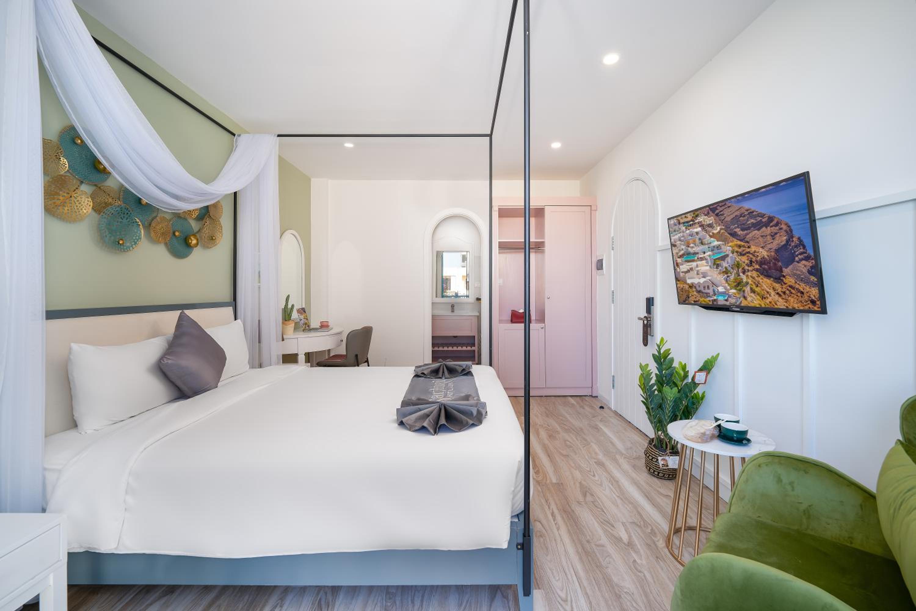 Deluxe Double Room with Balcony - Photo 4