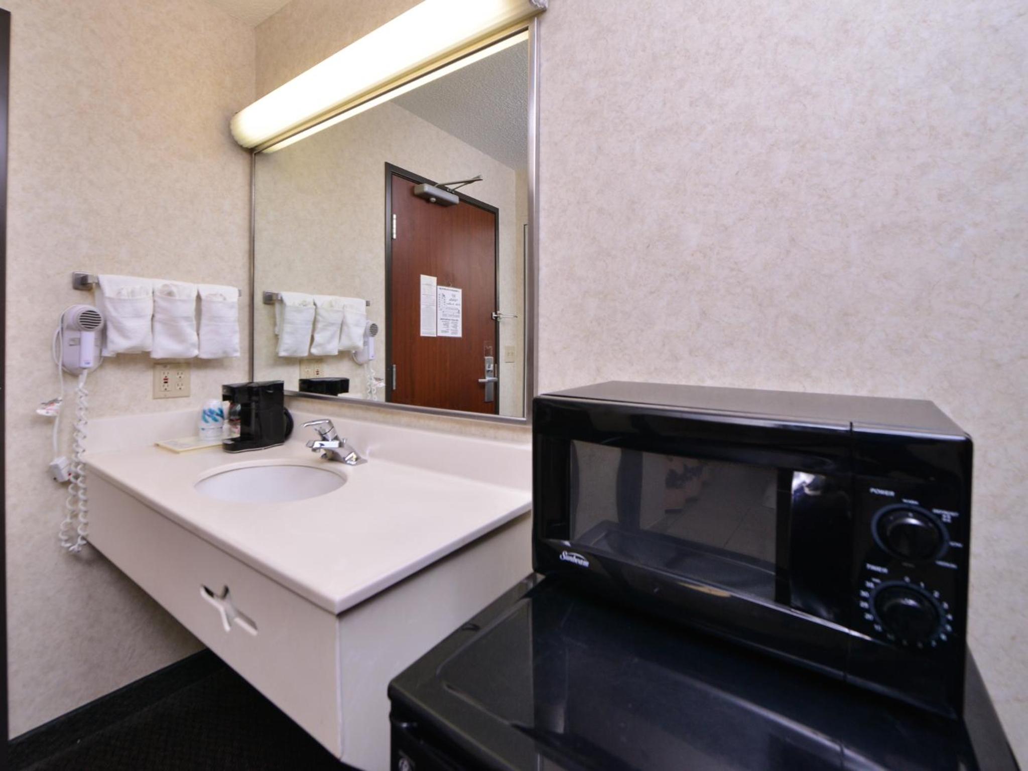 King Suite with Spa Bath - Photo 4
