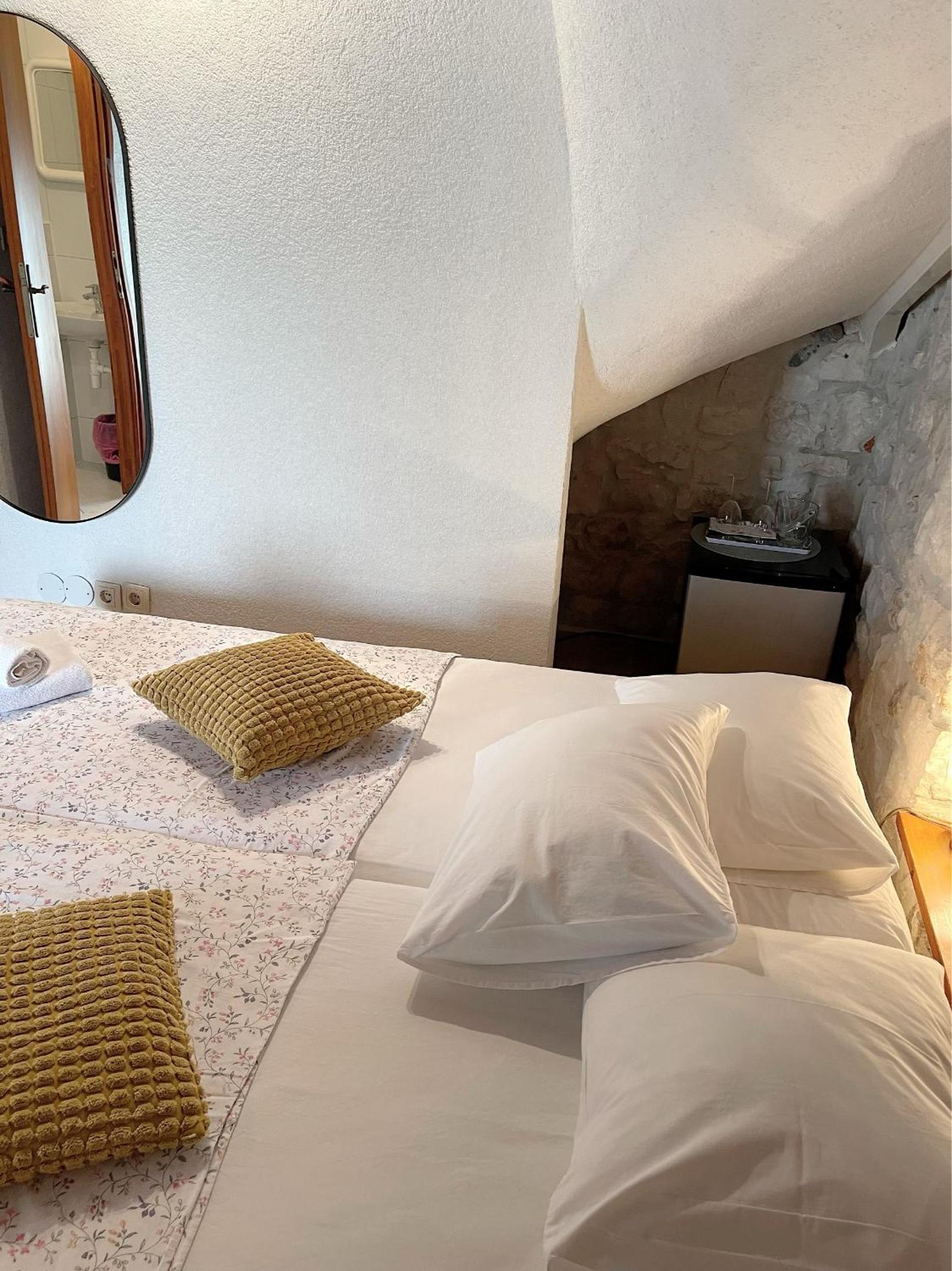 Double or Twin Room - Photo 5
