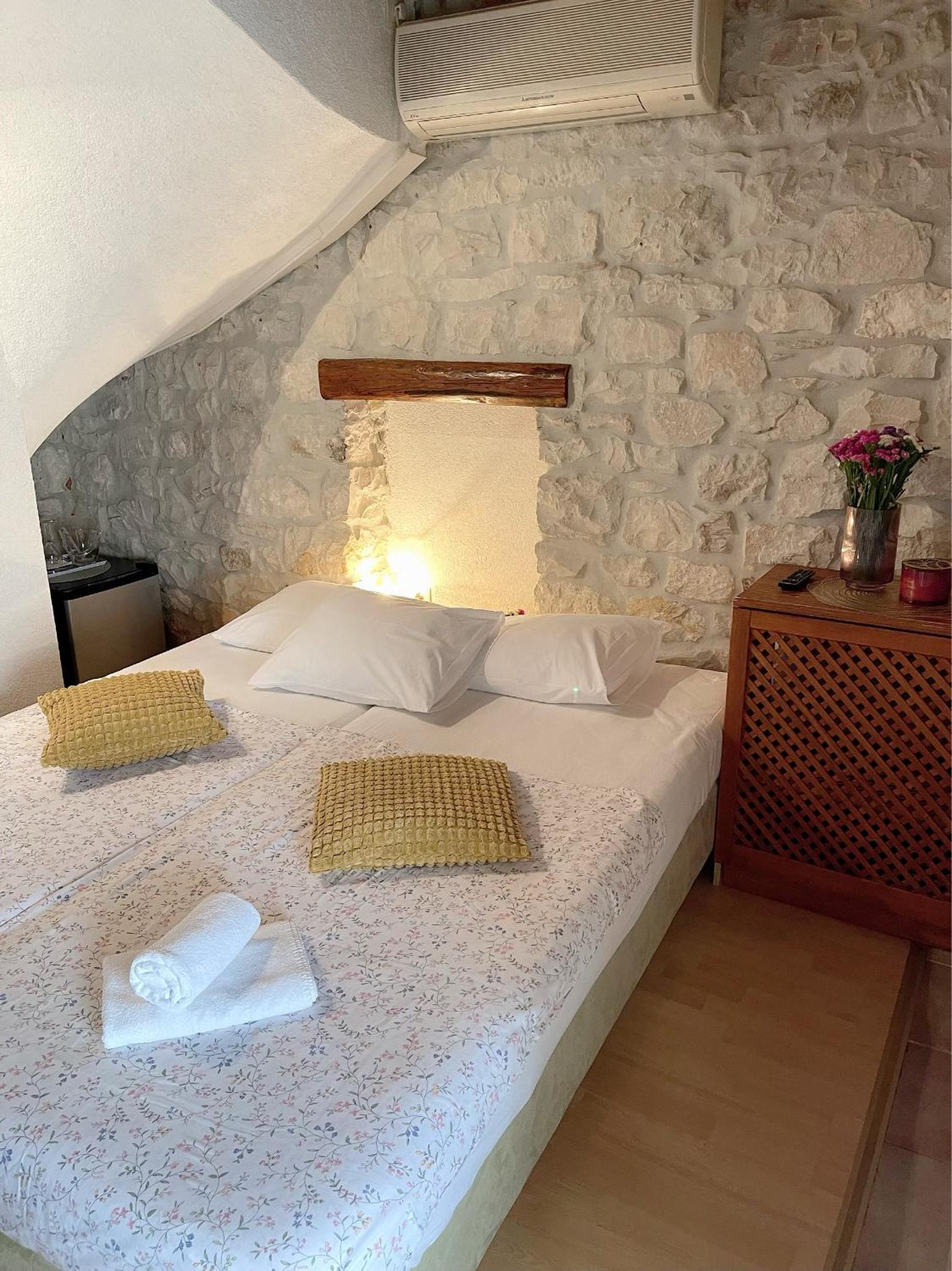 Double or Twin Room - Photo 9