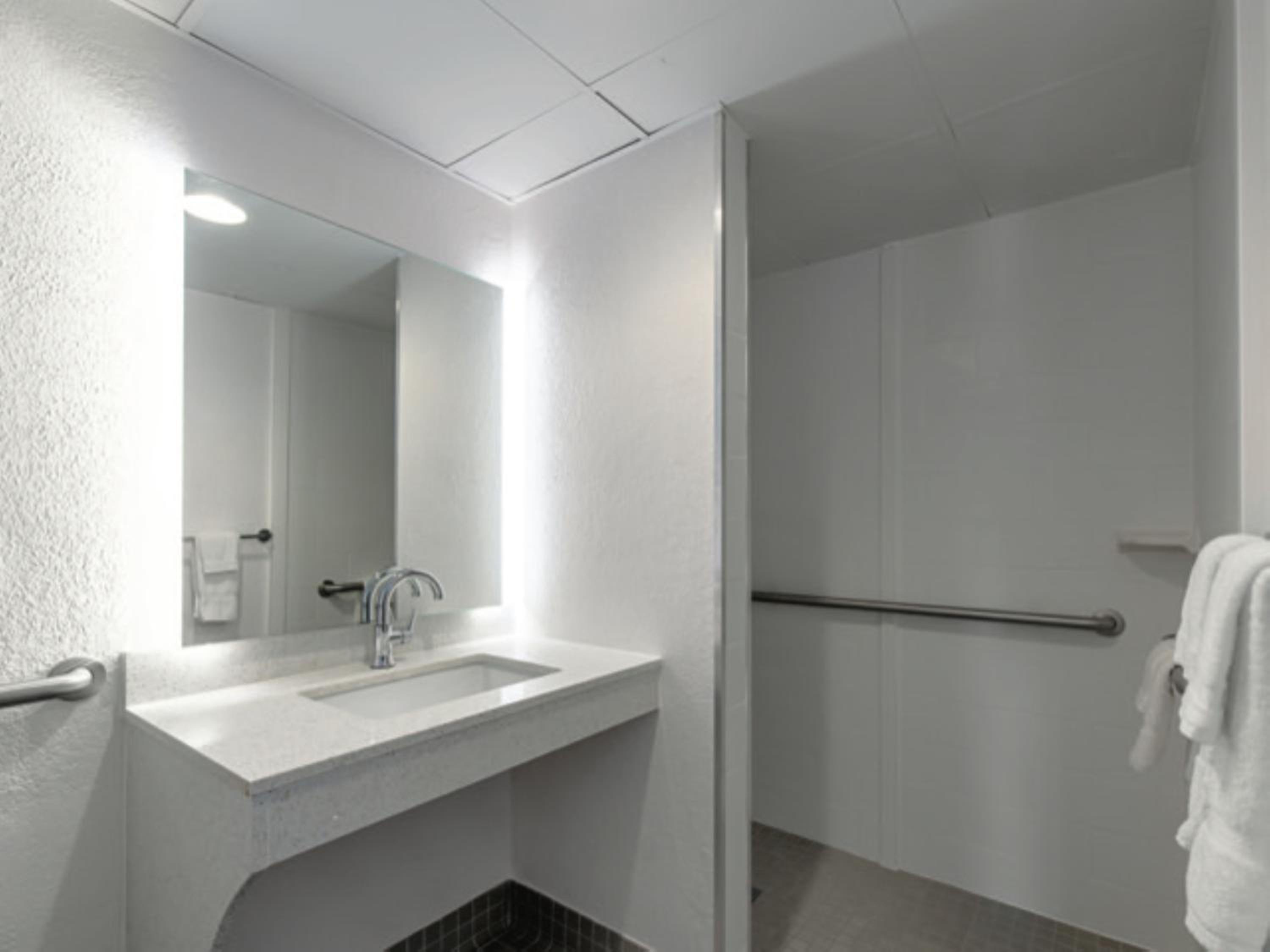 Queen Room with Two Queen Beds - Mobility Access photo 3