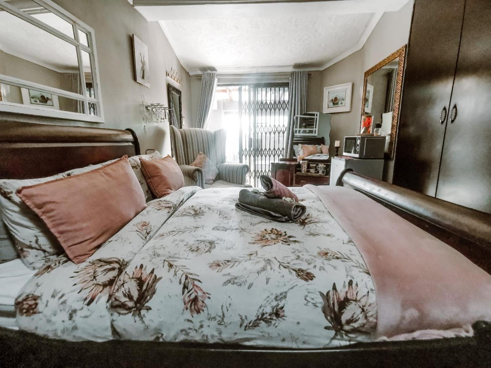 Deluxe Double Room with Shower - Photo 16