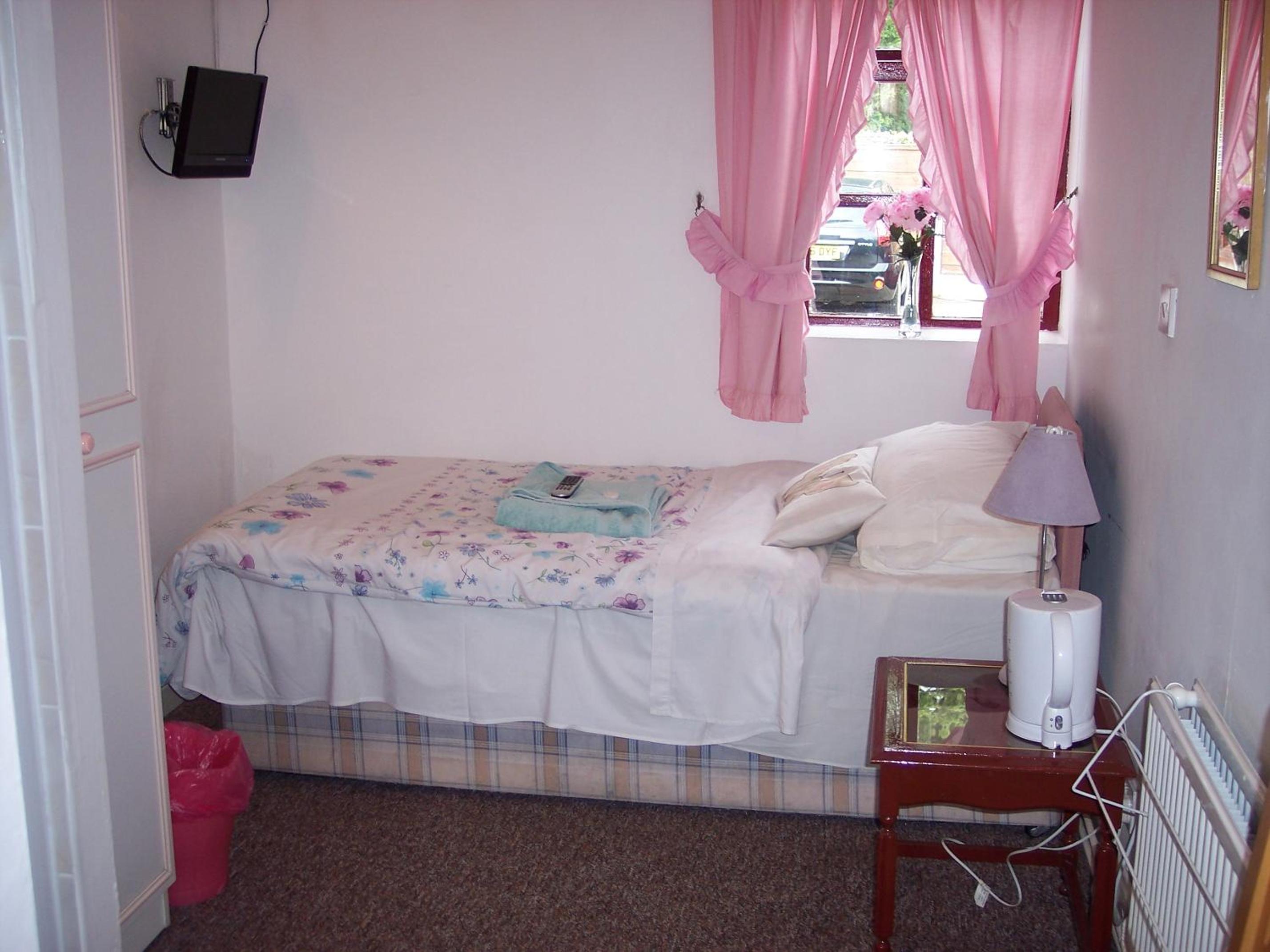Single Room with Private Bathroom photo 3