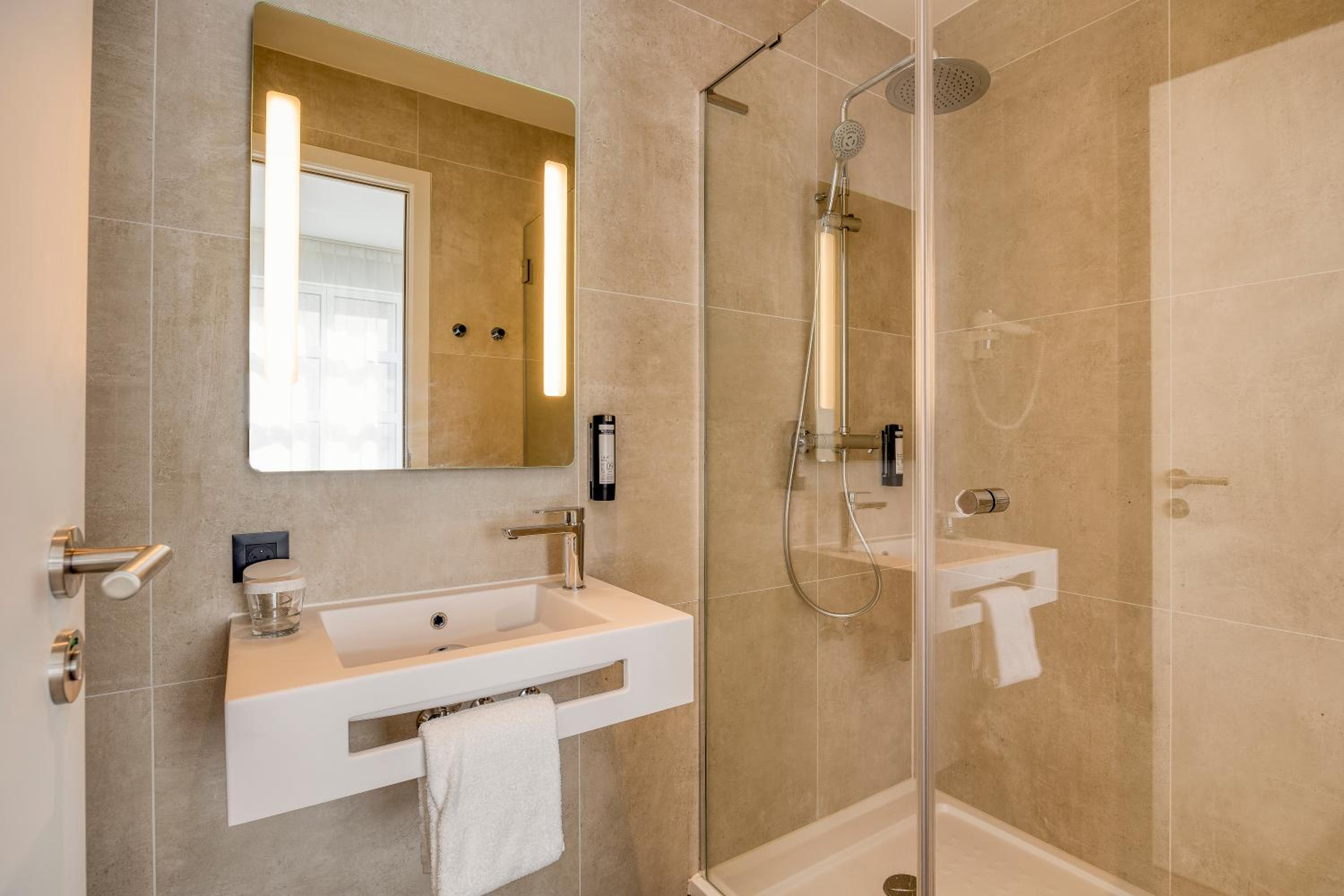 Double Room - Photo 7
