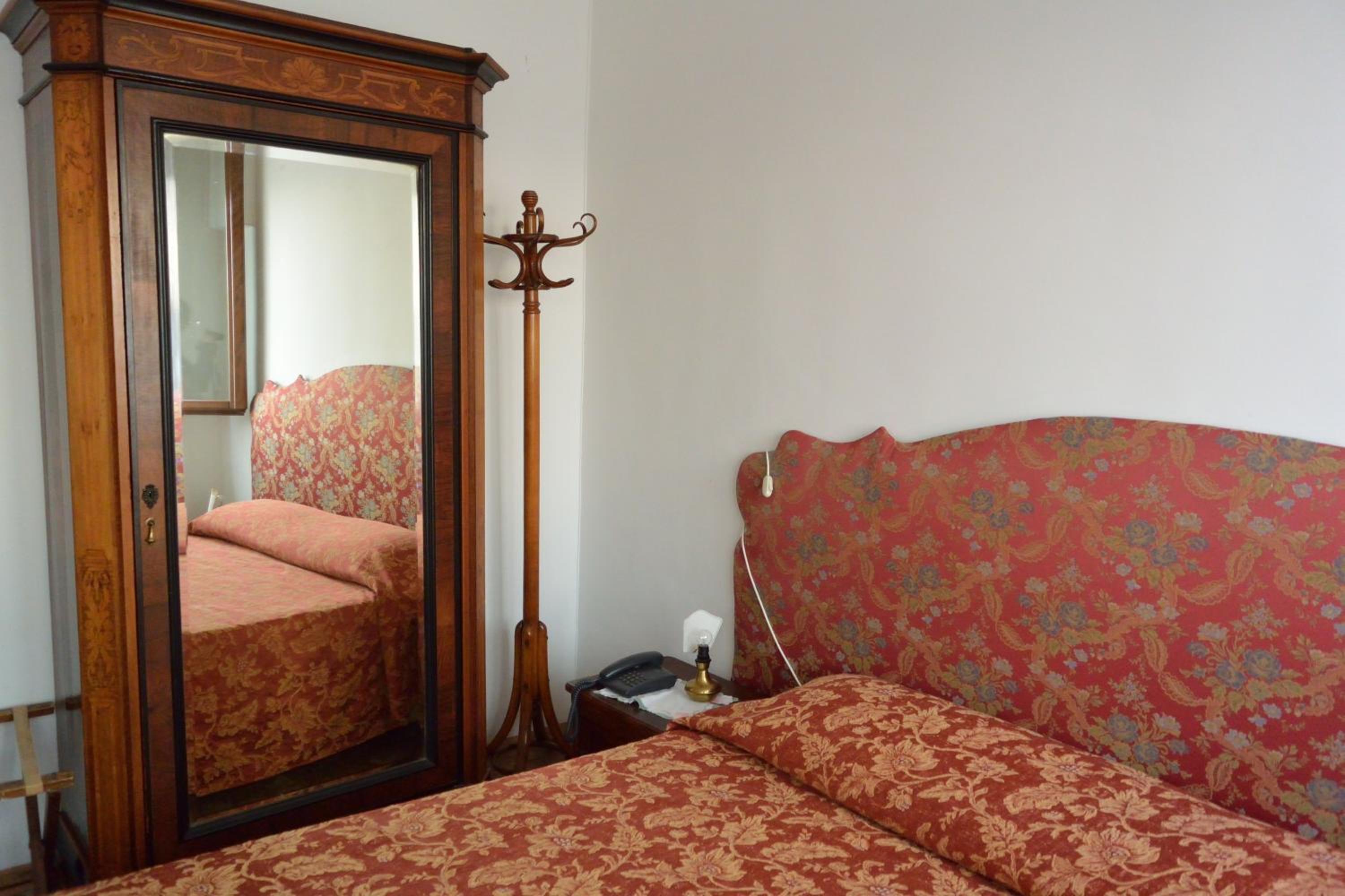 Single Room with Shared Bathroom photo 1