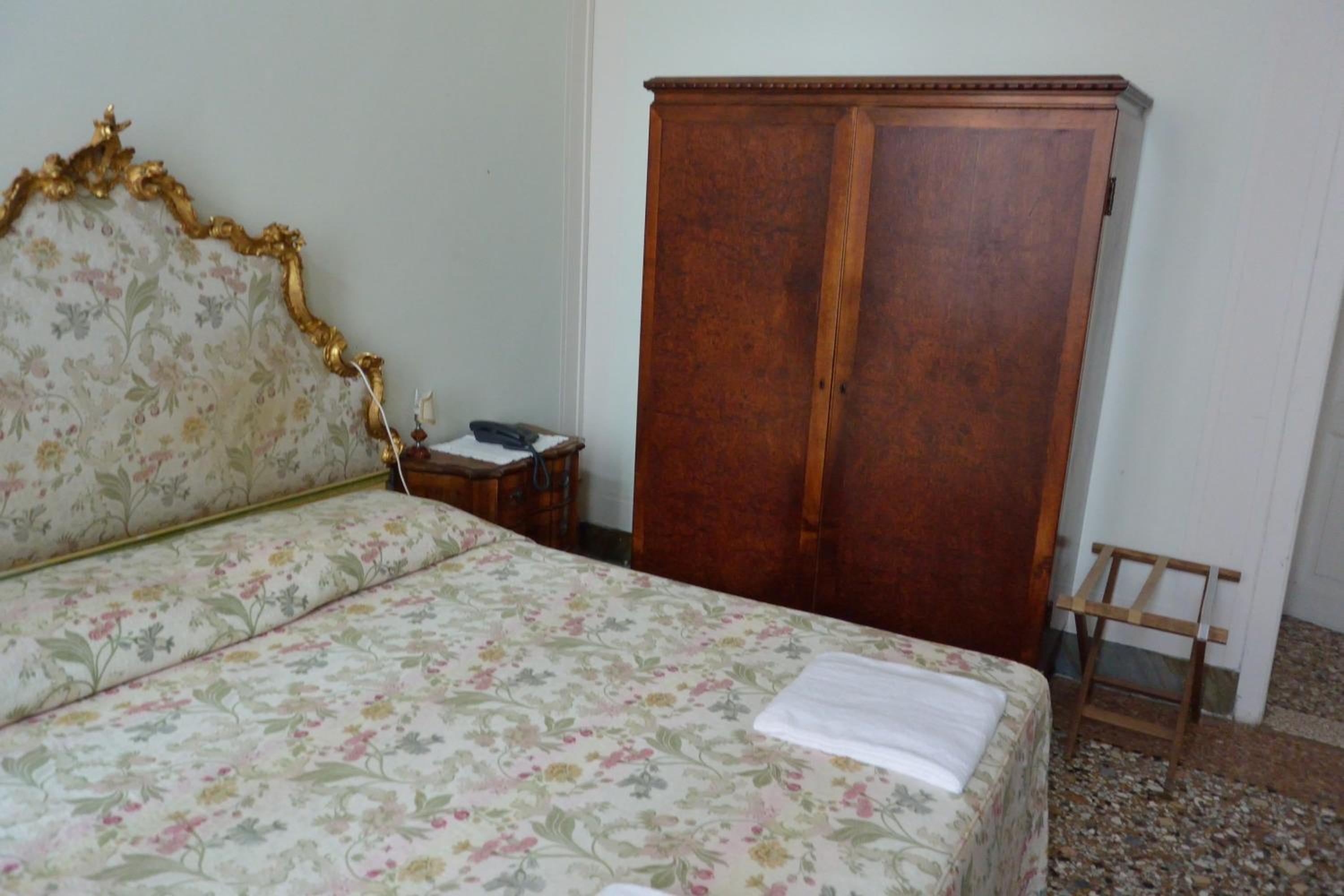 Canal View Double Room with Shared Bathroom photo 1