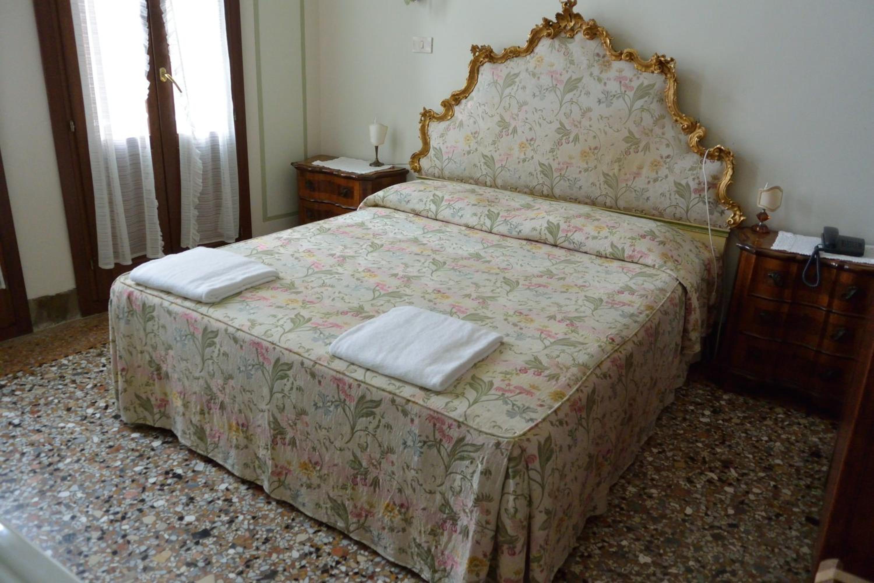 Canal View Double Room with Shared Bathroom photo 3