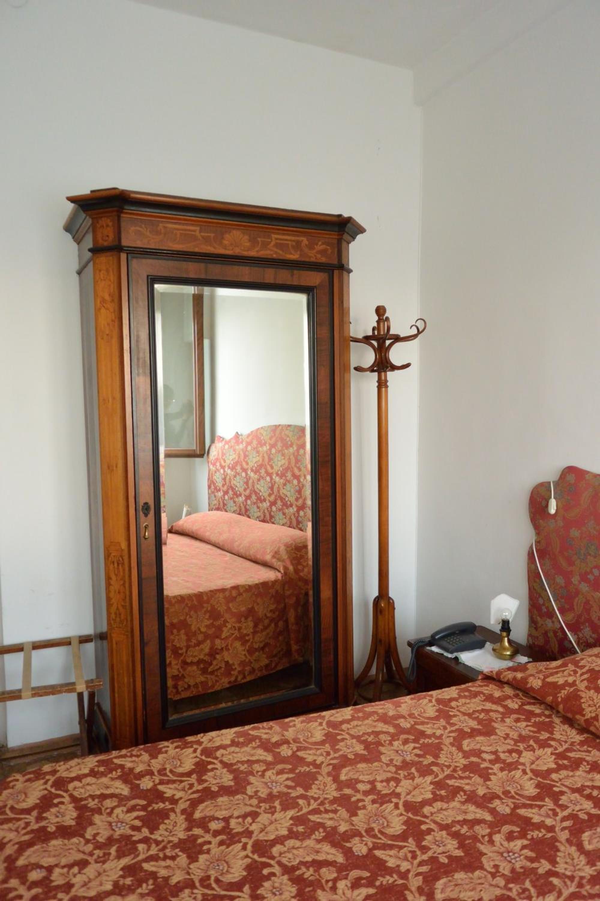 Single Room with Shared Bathroom photo 3