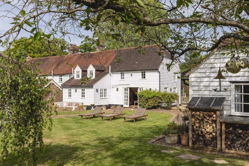 Five-Bedroom House photo 2