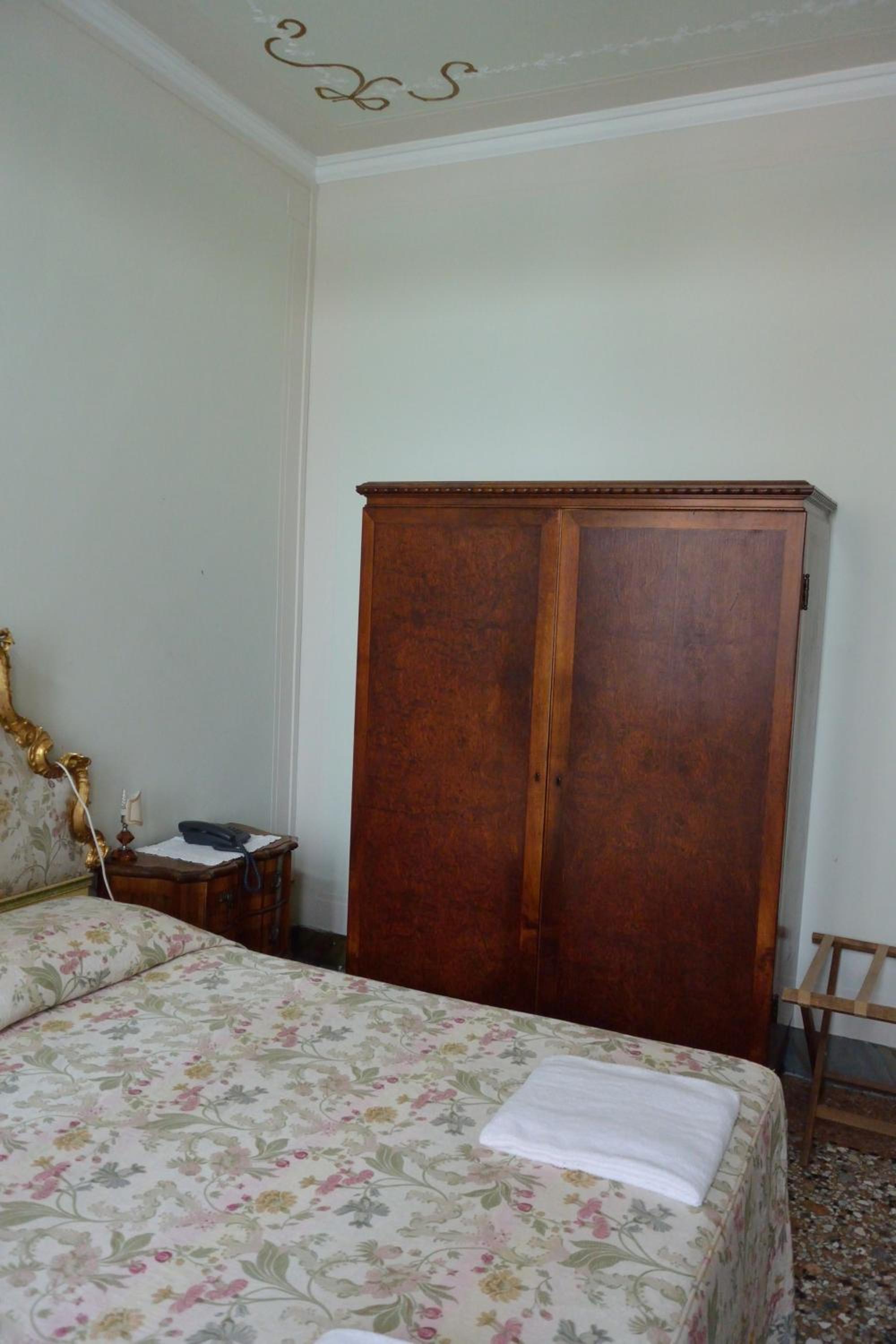 Single Room with Shared Bathroom photo 2