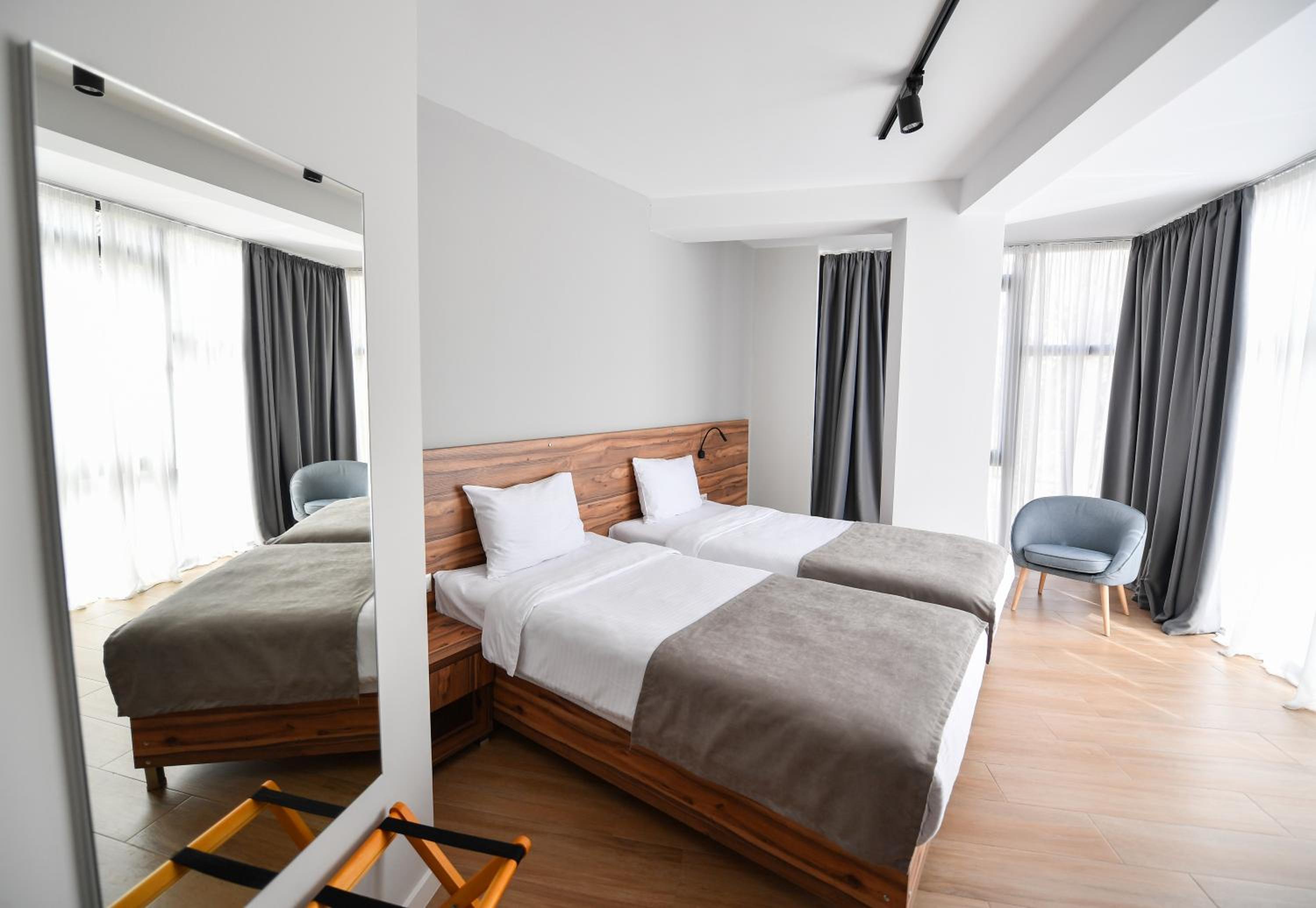 Double or Twin Room with View - Photo 14