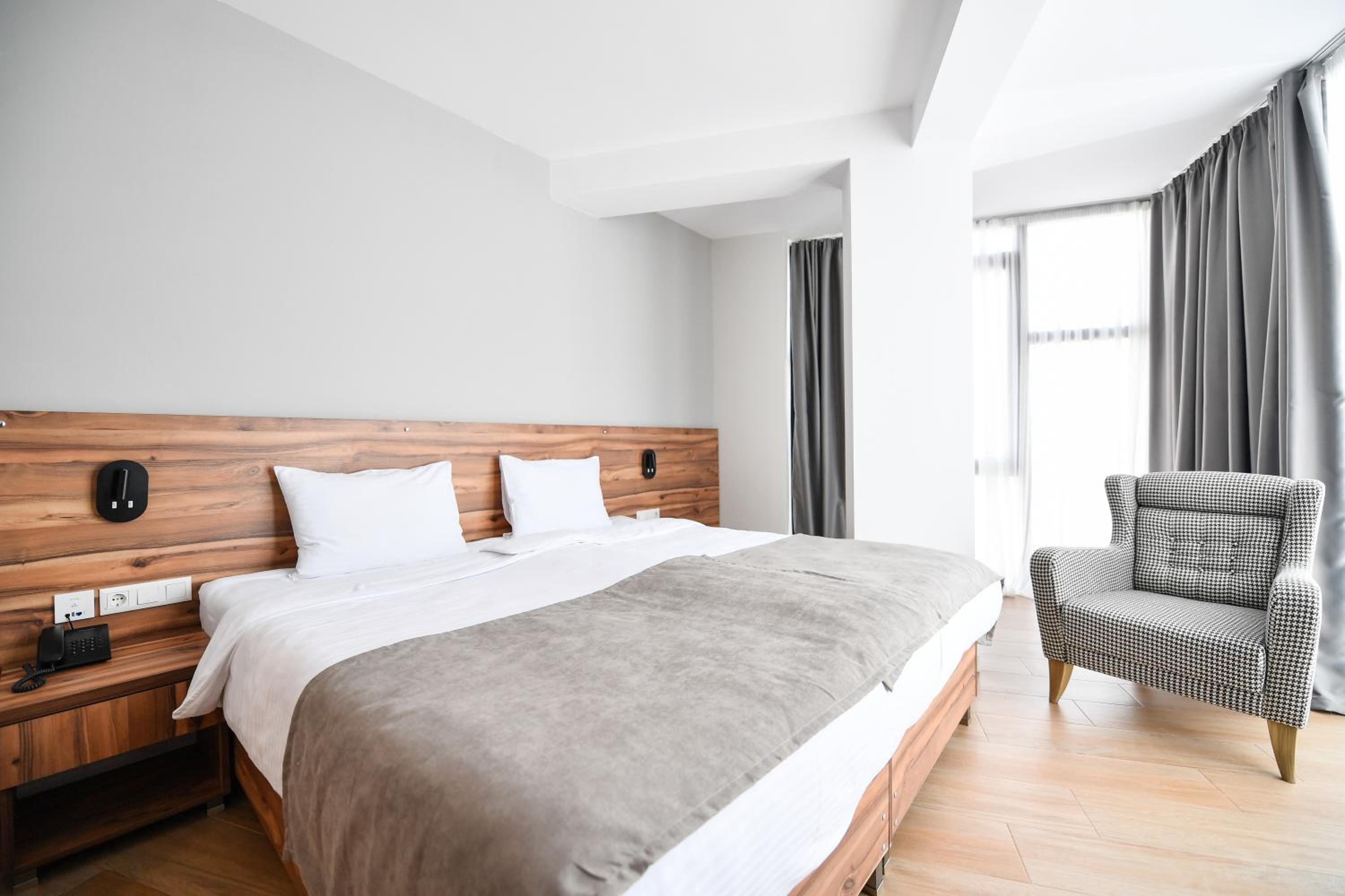 Double or Twin Room with View - Photo 11