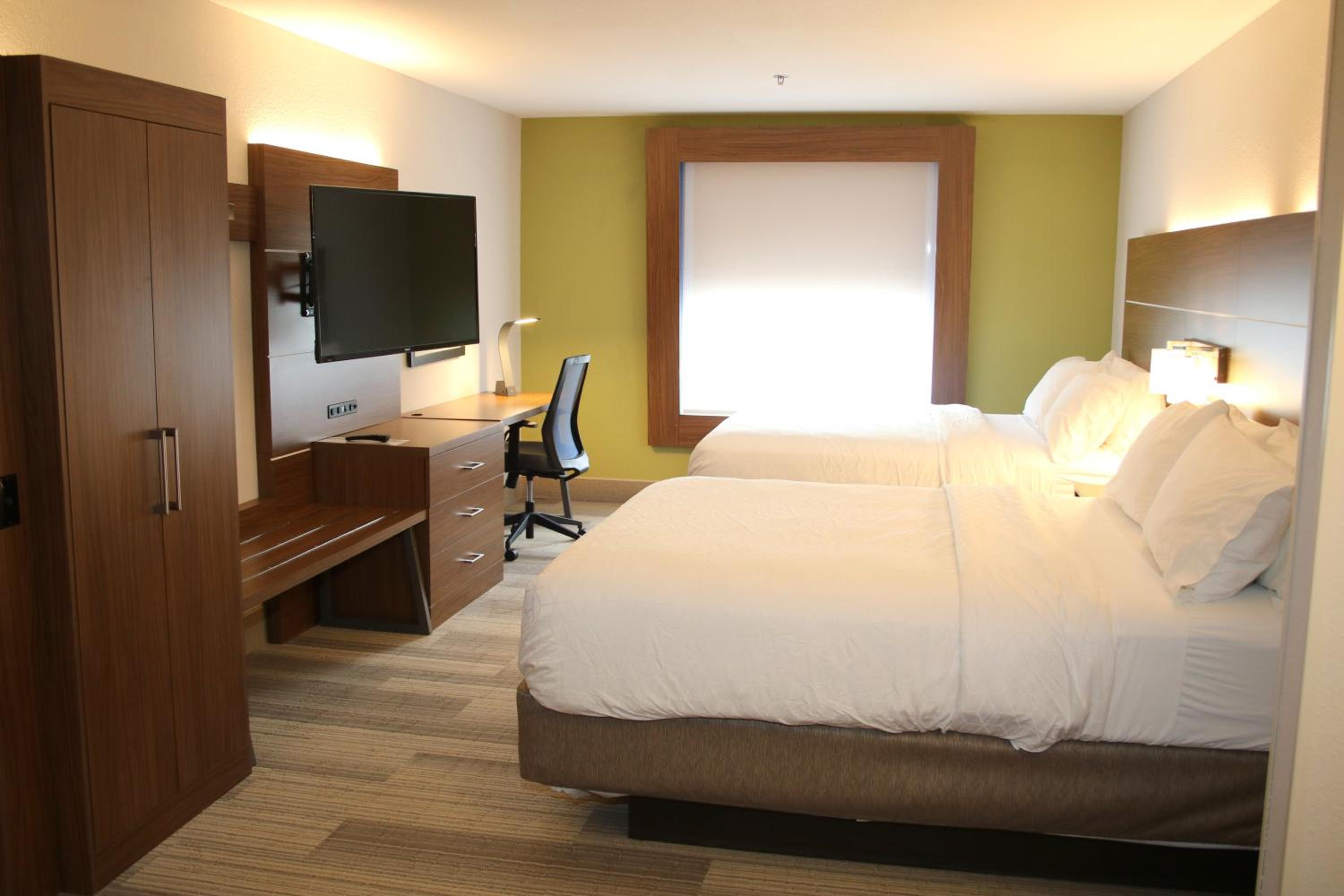 Standard Queen Room with Two Queen Beds and Bath/Shower - Photo 5