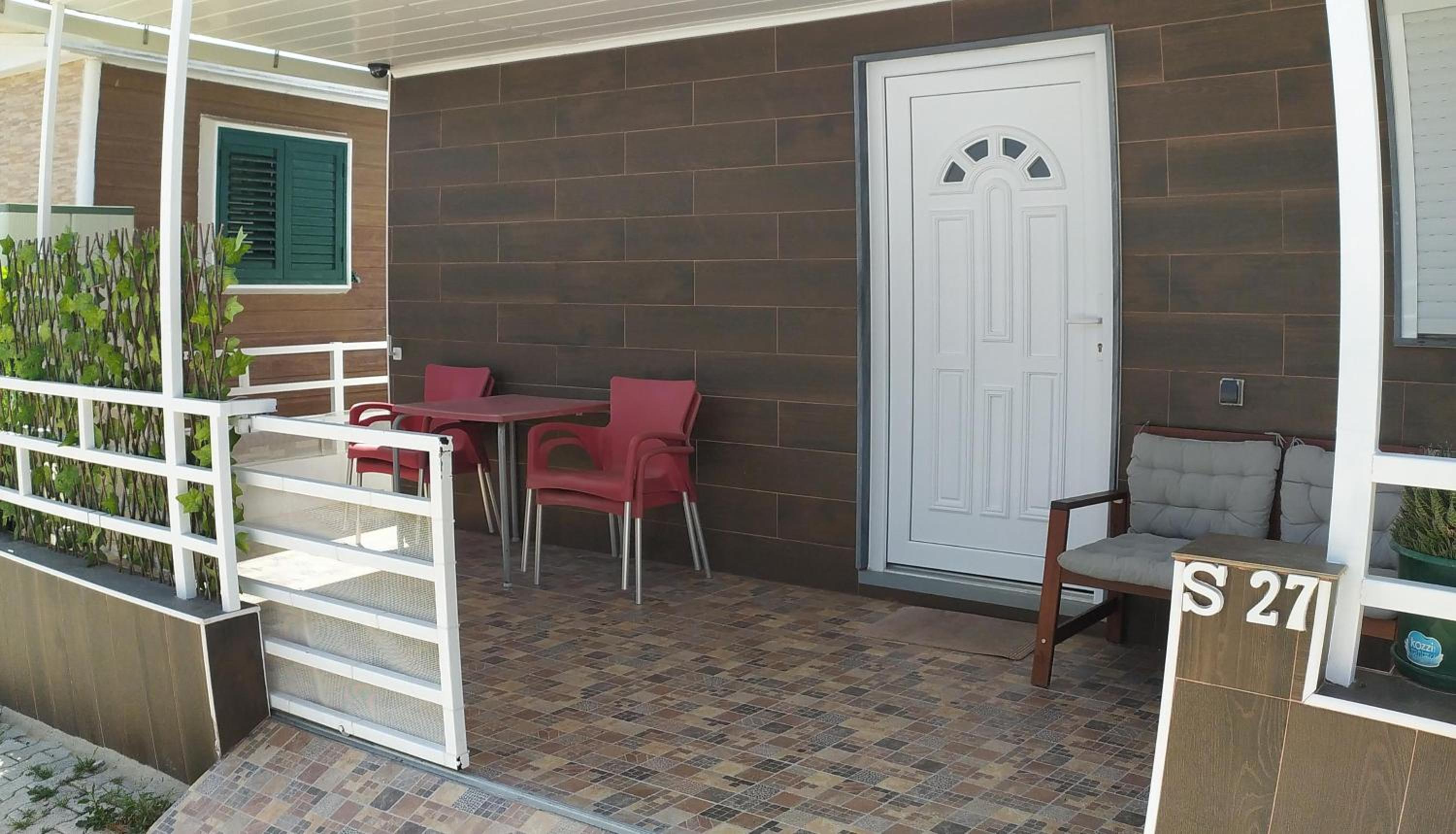 Two-Bedroom Bungalow - Photo 2