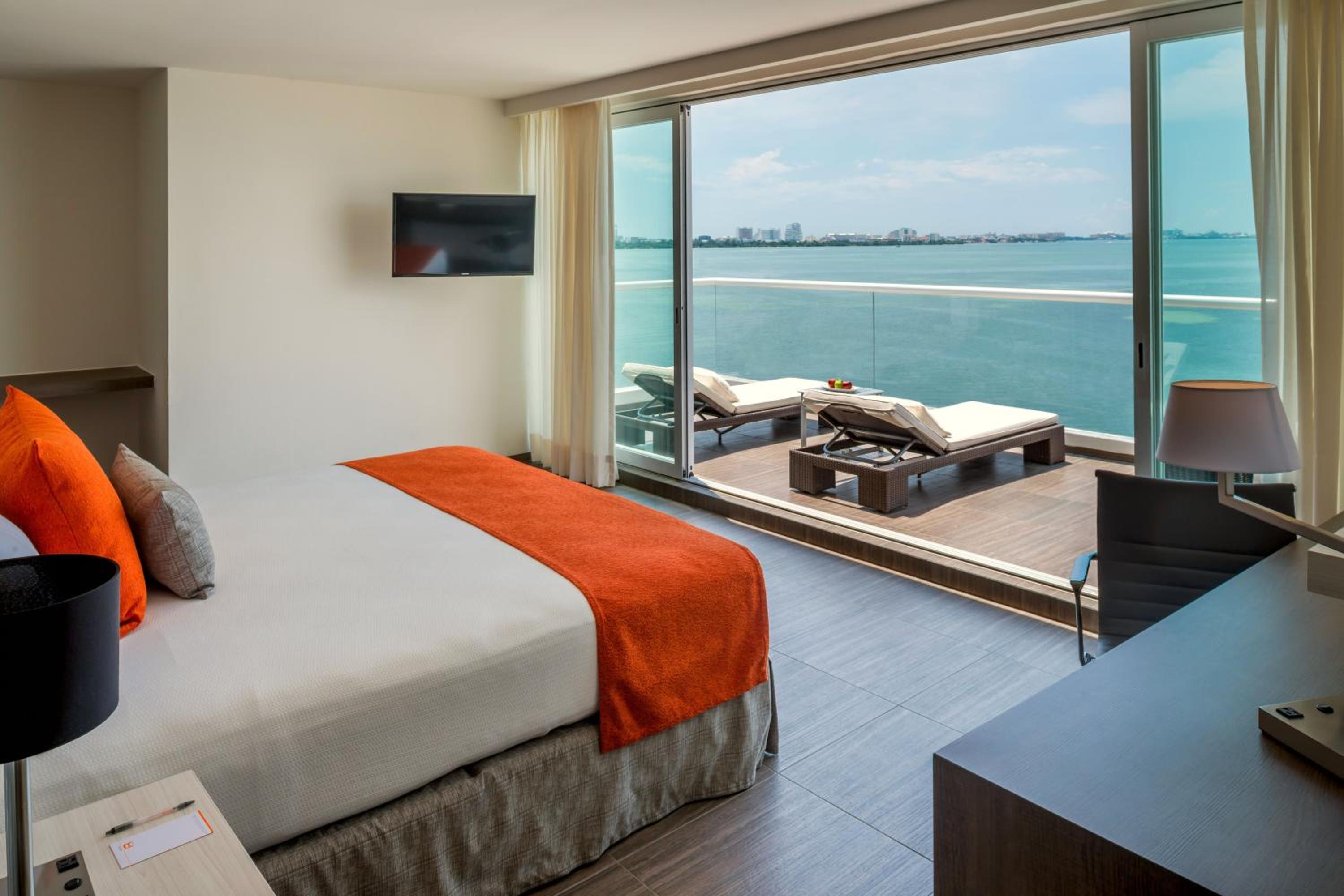 Master Suite - Lagoon View photo 3