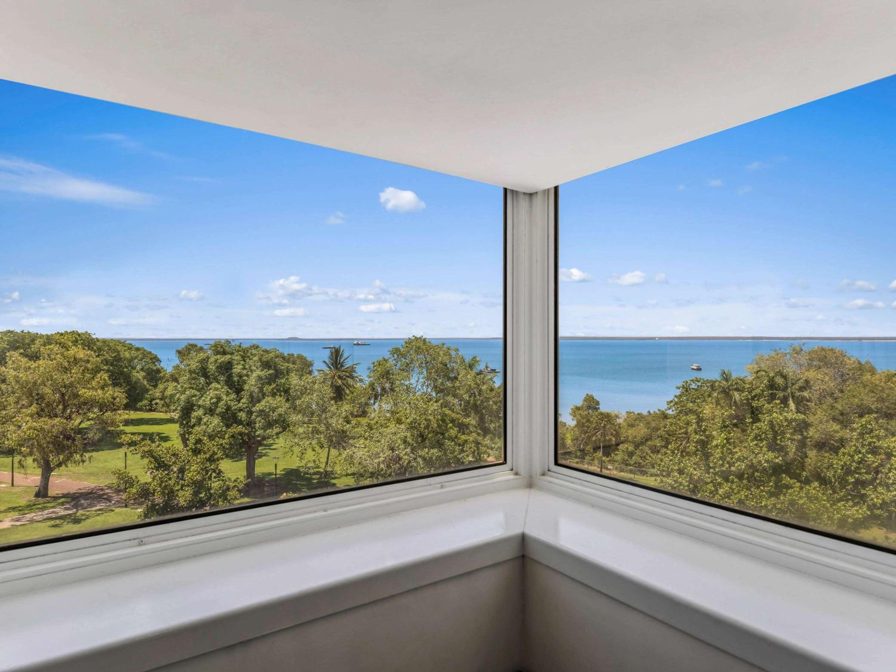 Junior King Suite with Harbor View - Photo 7