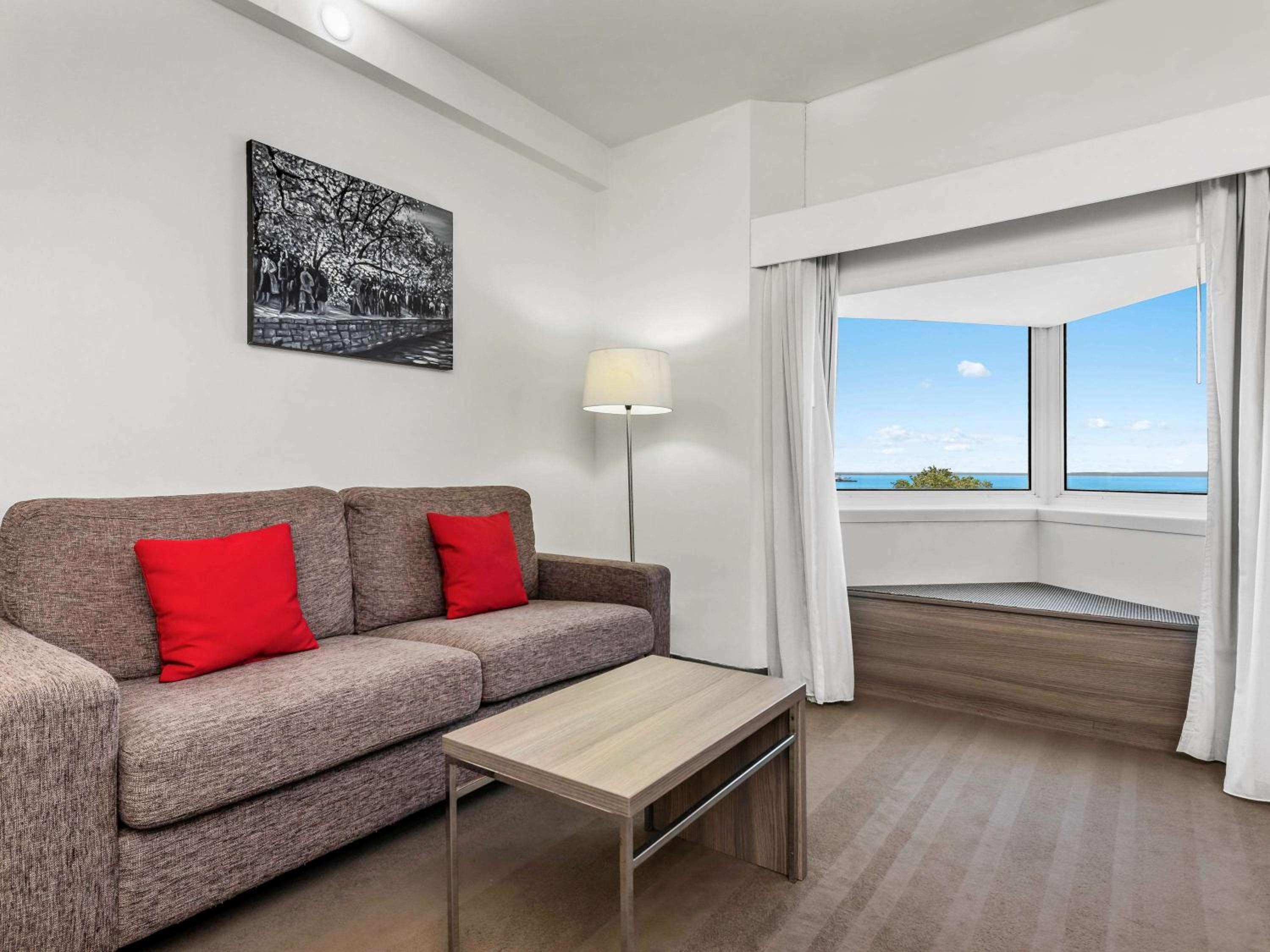 Junior King Suite with Harbor View - Photo 6