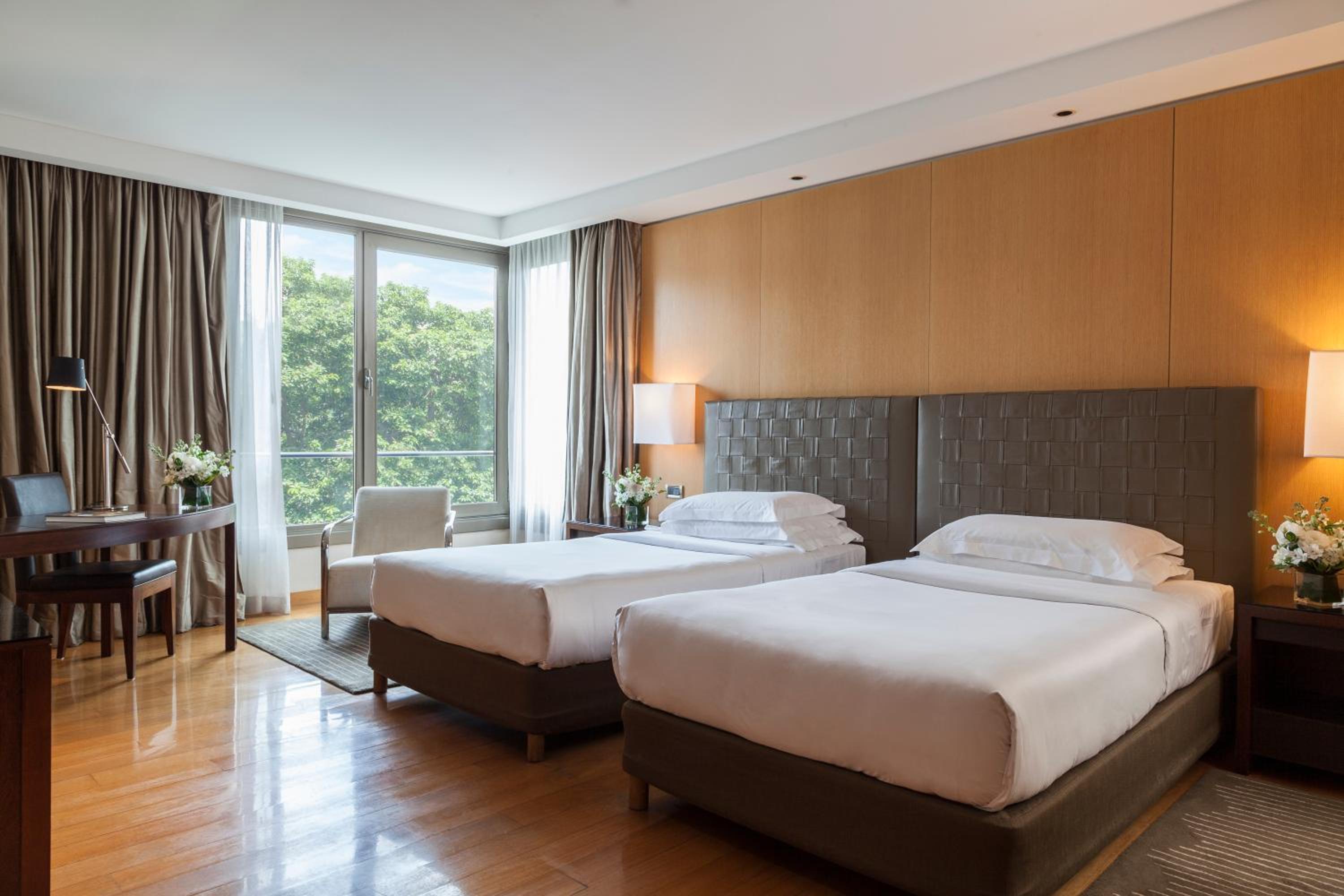 Deluxe Twin Room thumbnail 6