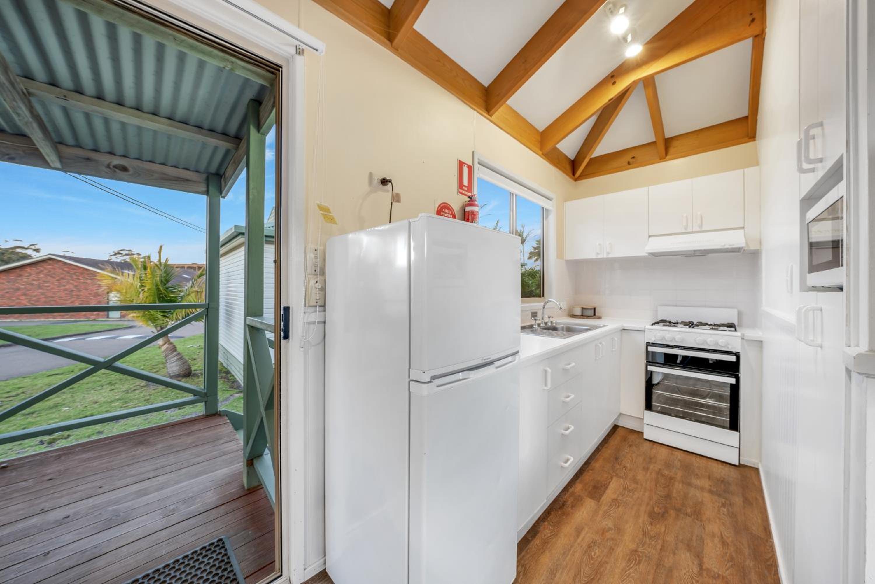 Budget Poolside Cabin - Photo 7